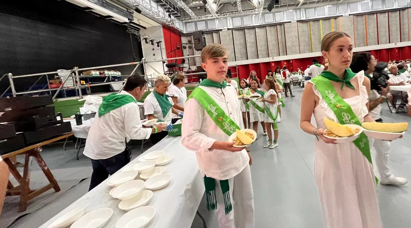 Homenaje a los mayores en las fiestas de San Lorenzo. Foto Mercedes Manterola