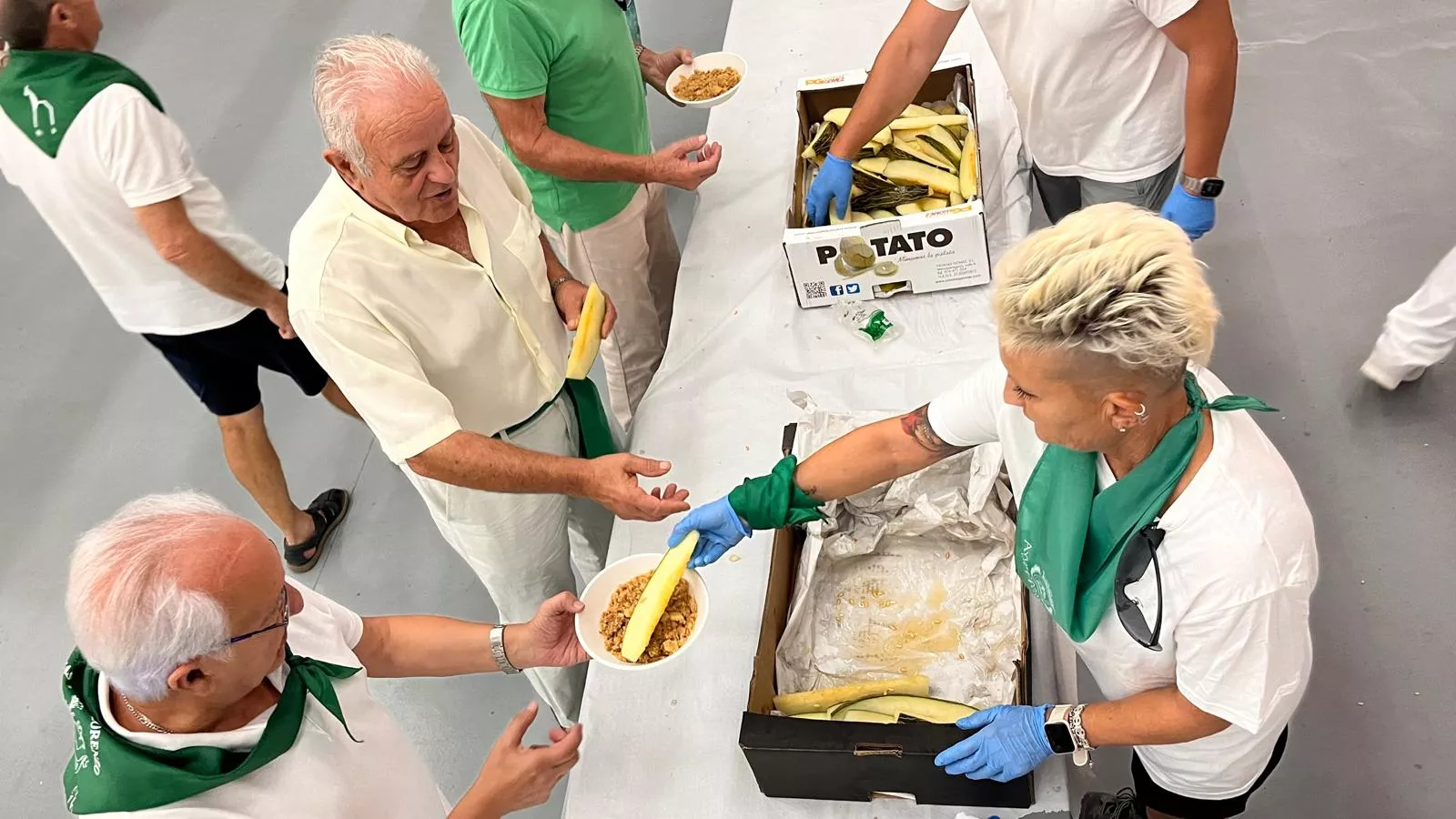 Homenaje a los mayores en las fiestas de San Lorenzo. Foto Mercedes Manterola