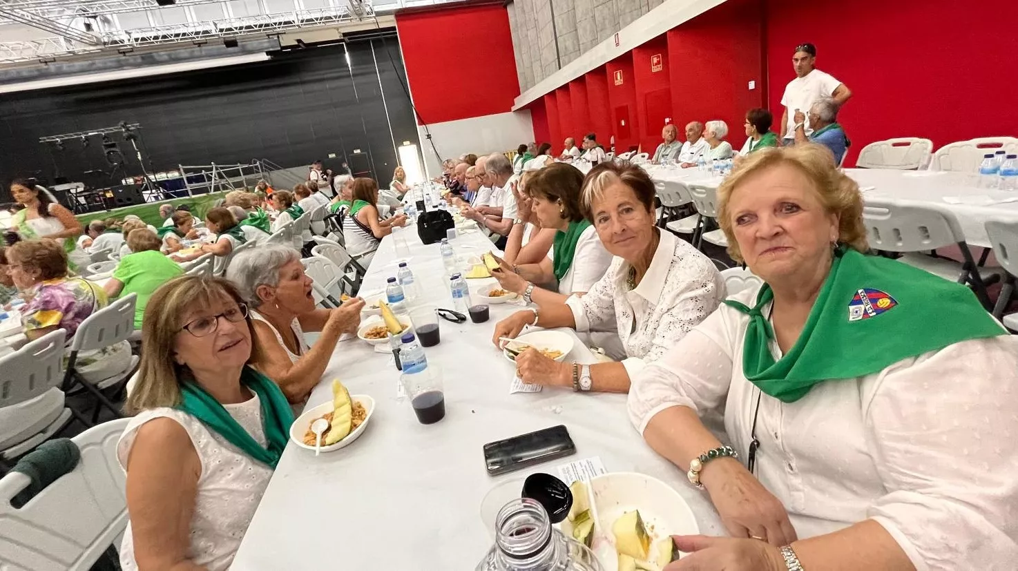 Homenaje a los mayores en las fiestas de San Lorenzo. Foto Mercedes Manterola