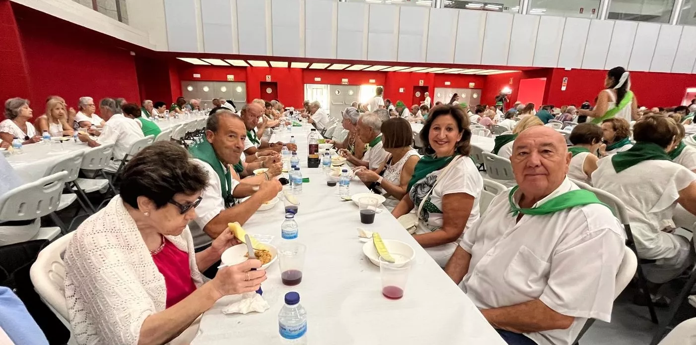 Homenaje a los mayores en las fiestas de San Lorenzo. Foto Mercedes Manterola