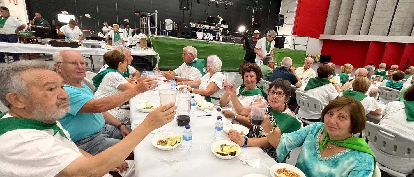 Homenaje a los mayores en las fiestas de San Lorenzo. Foto Mercedes Manterola