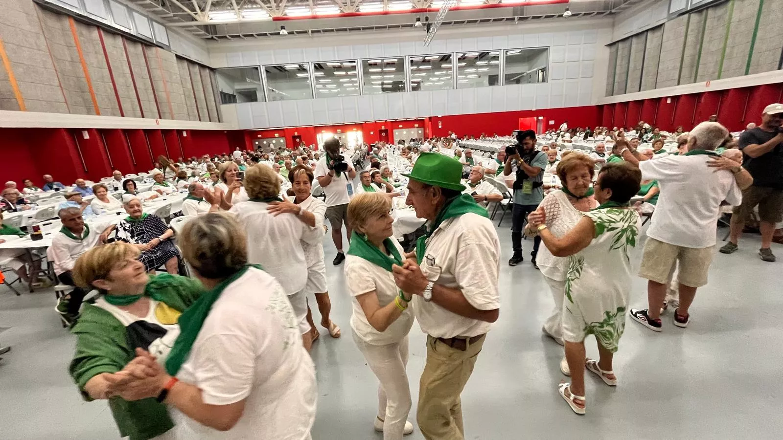 Homenaje a los mayores en las fiestas de San Lorenzo. Foto Mercedes Manterola