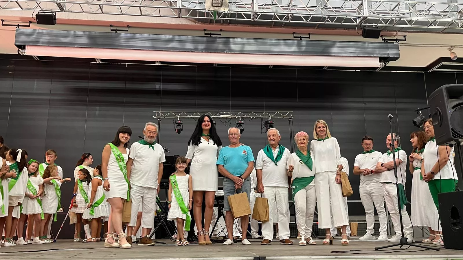 Homenaje a los mayores en las fiestas de San Lorenzo. Foto Mercedes Manterola