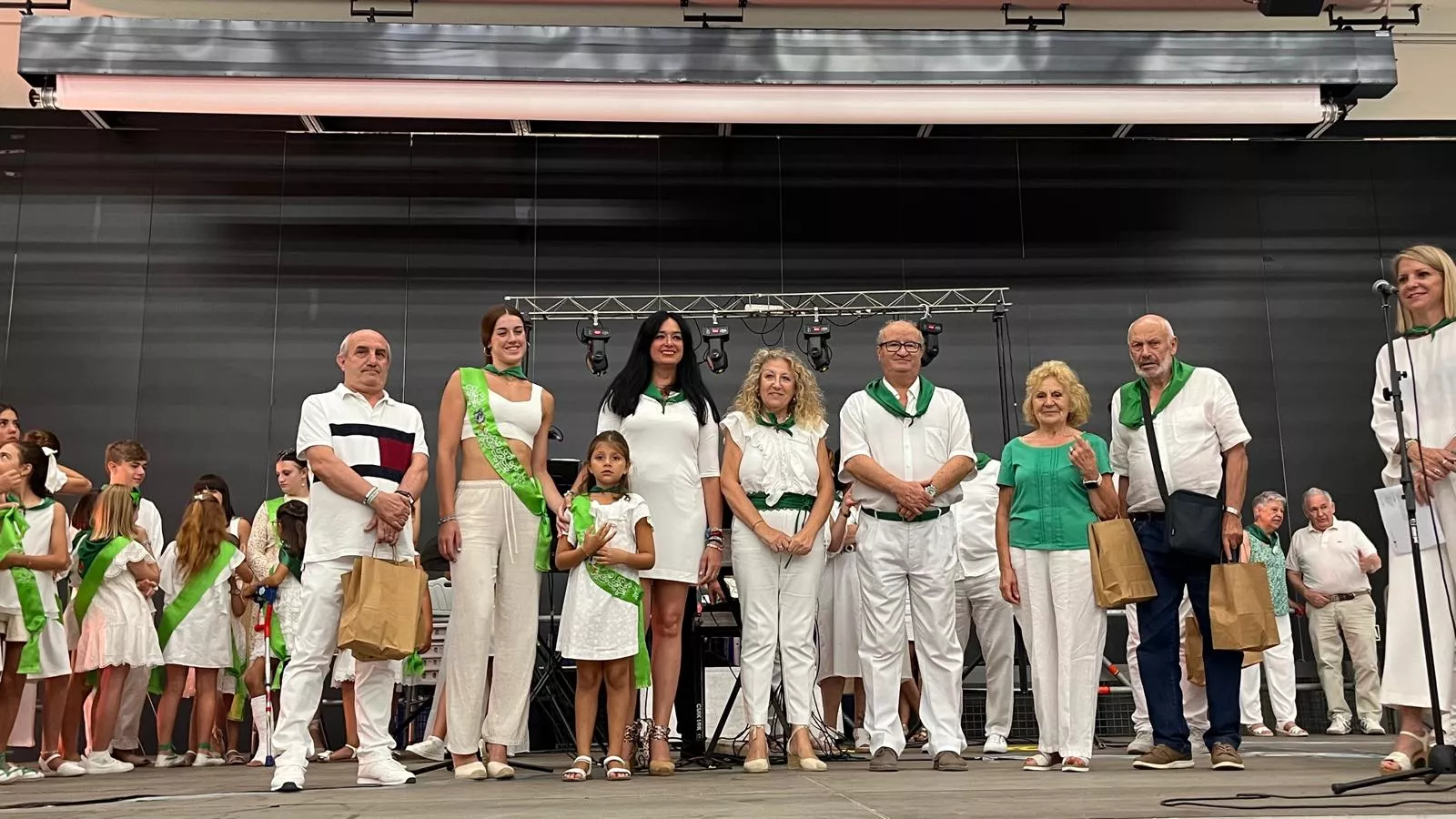 Homenaje a los mayores en las fiestas de San Lorenzo. Foto Mercedes Manterola