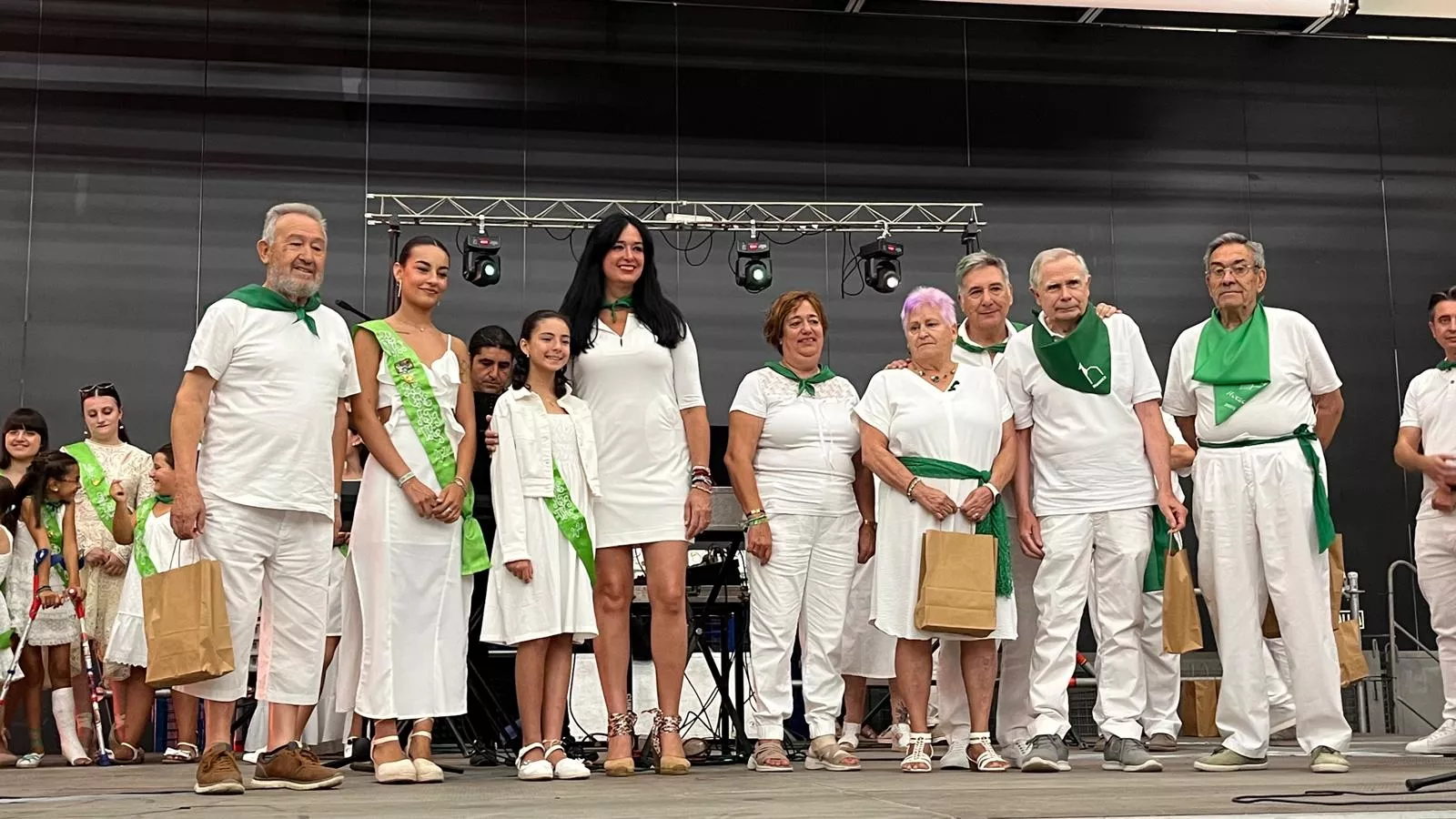 Homenaje a los mayores en las fiestas de San Lorenzo. Foto Mercedes Manterola