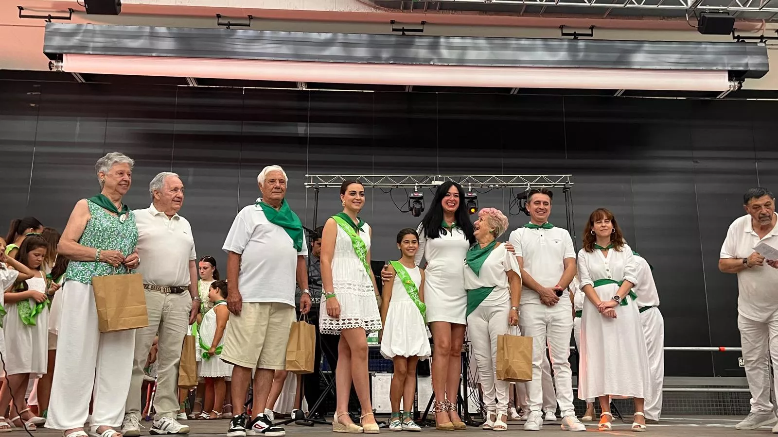 Homenaje a los mayores en las fiestas de San Lorenzo. Foto Mercedes Manterola