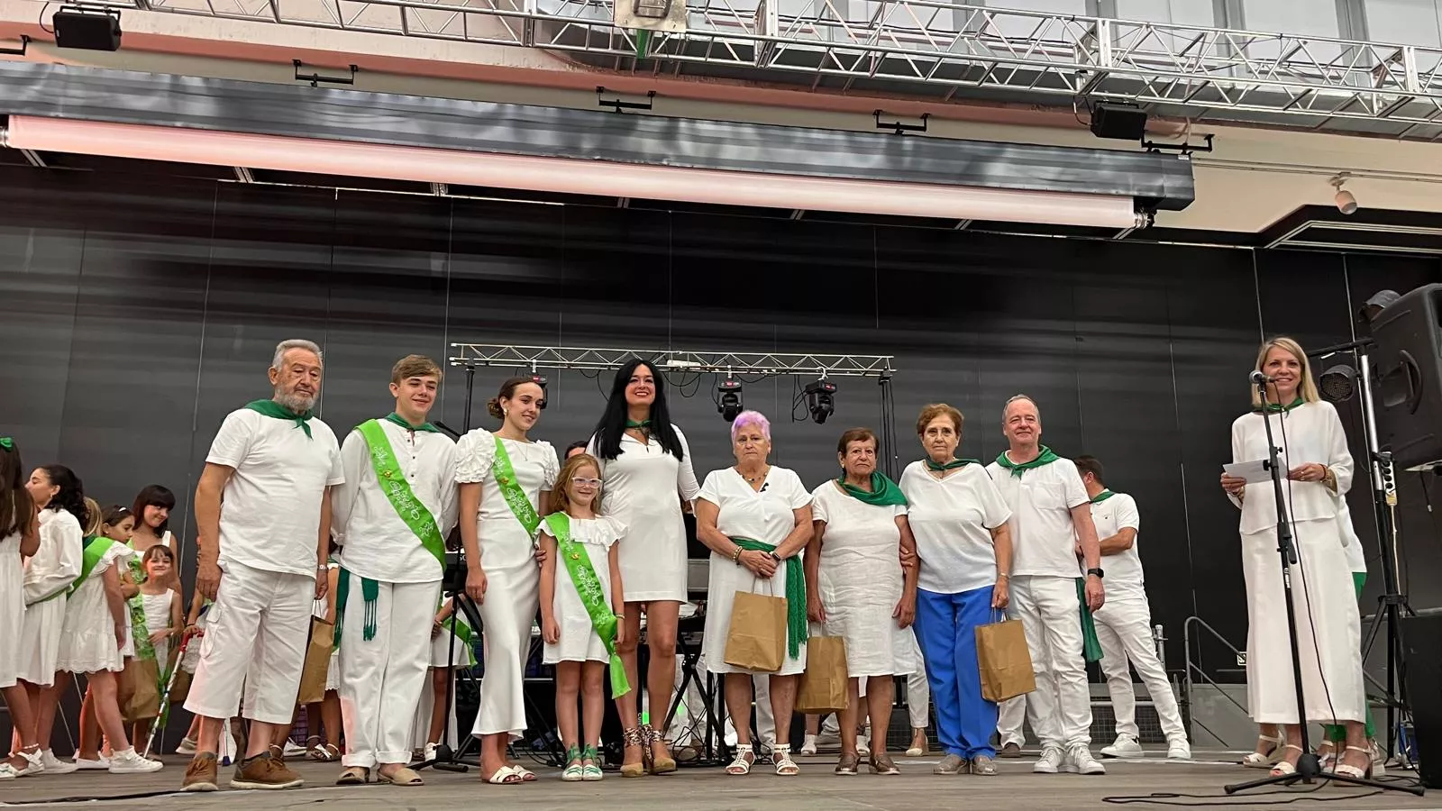 Homenaje a los mayores en las fiestas de San Lorenzo. Foto Mercedes Manterola