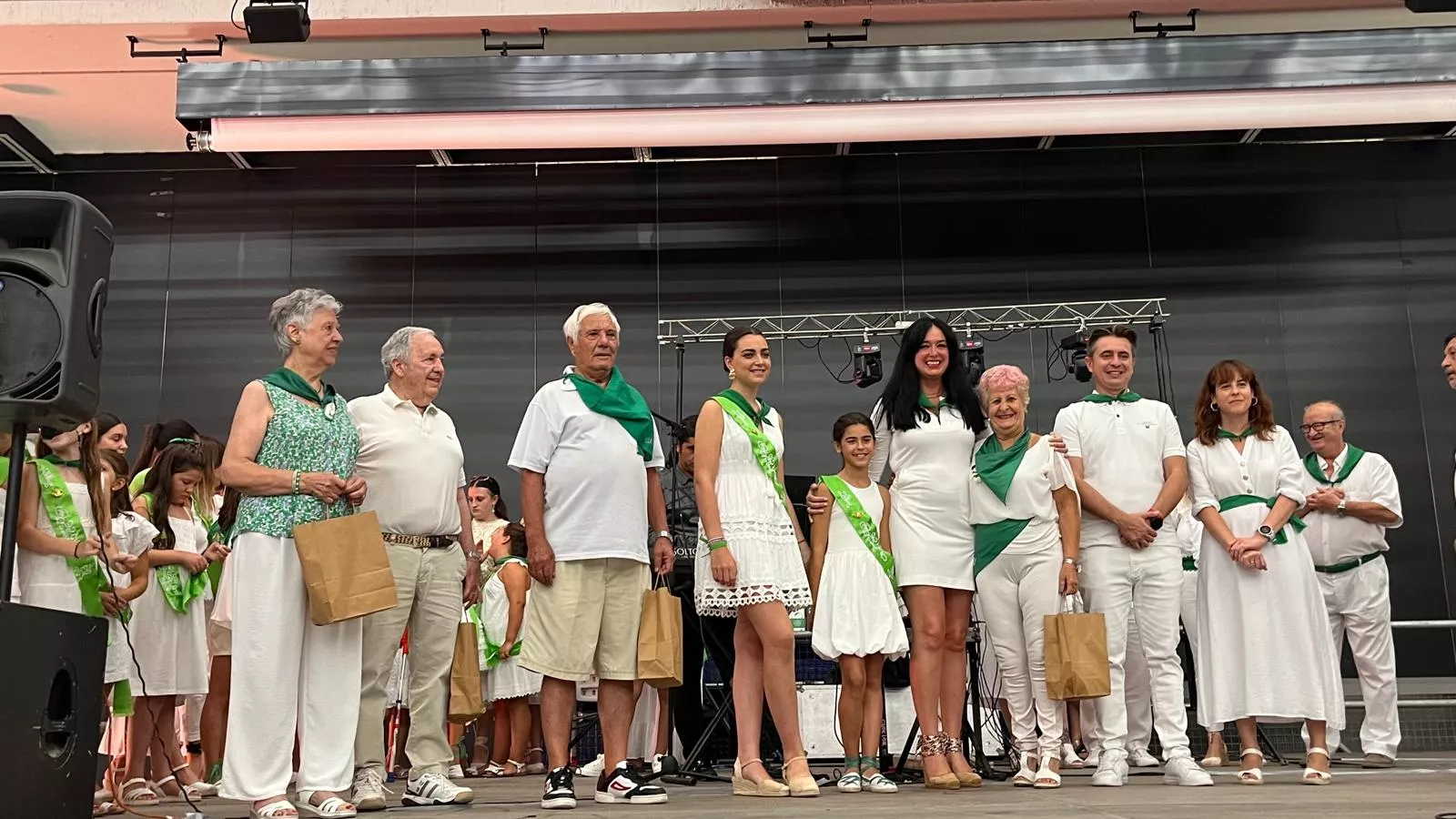 Homenaje a los mayores en las fiestas de San Lorenzo. Foto Mercedes Manterola