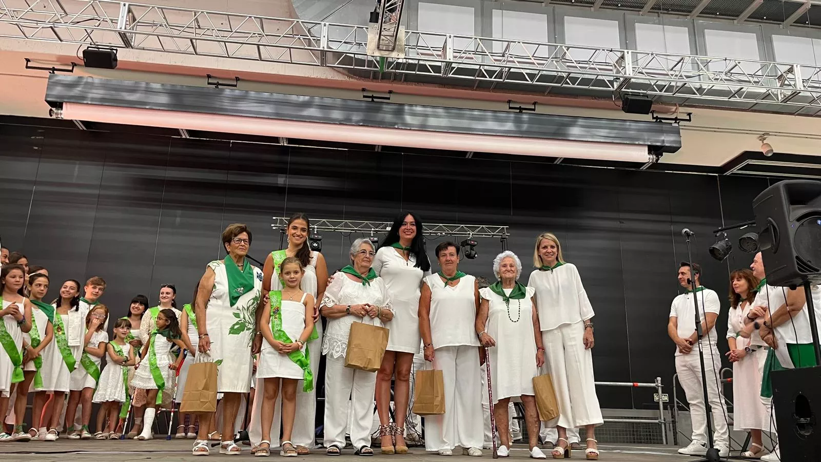 Homenaje a los mayores en las fiestas de San Lorenzo. Foto Mercedes Manterola