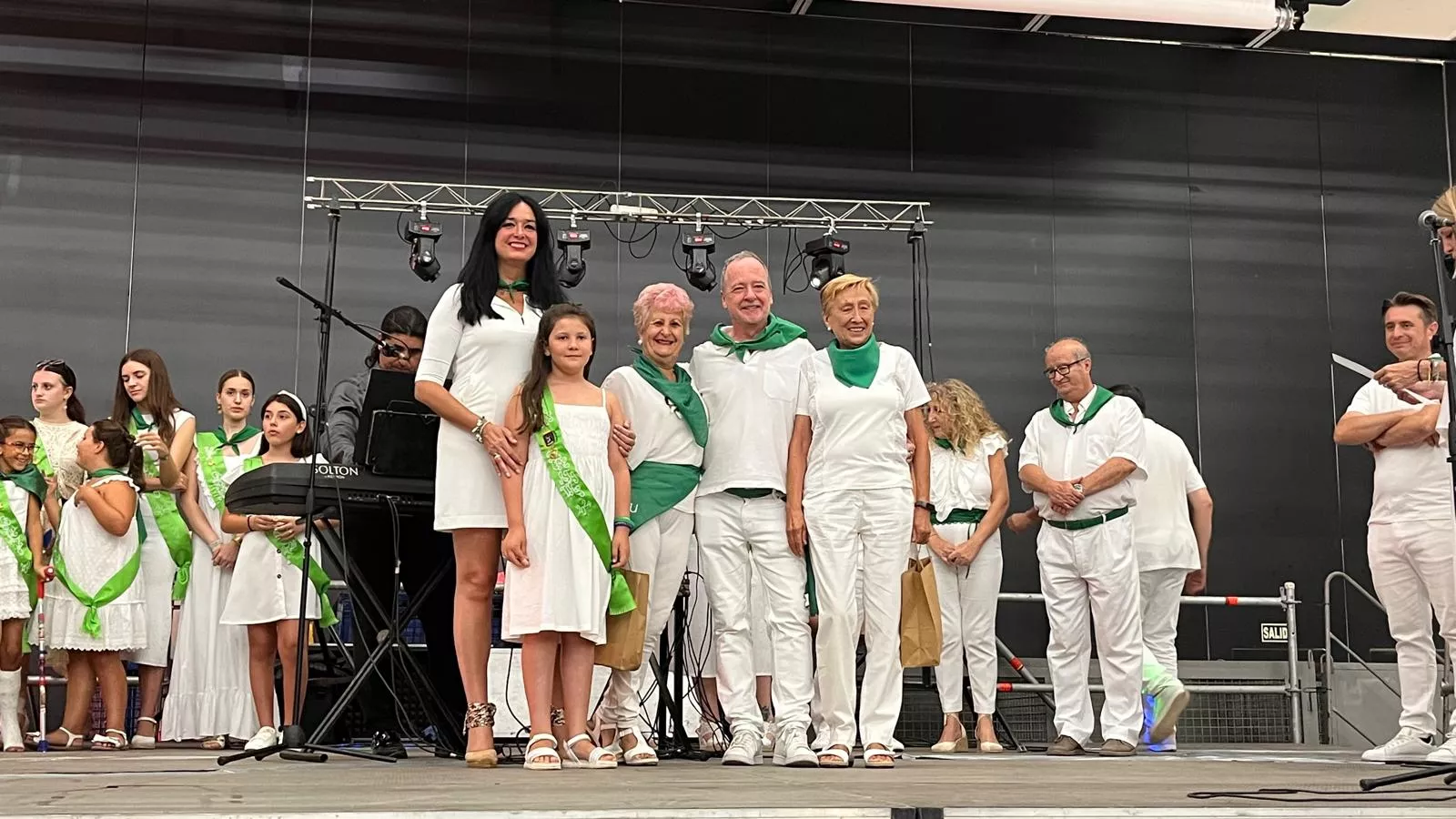 Homenaje a los mayores en las fiestas de San Lorenzo. Foto Mercedes Manterola