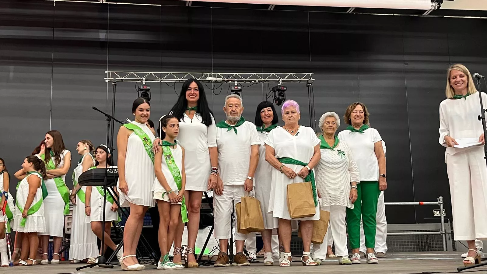 Homenaje a los mayores en las fiestas de San Lorenzo. Foto Mercedes Manterola
