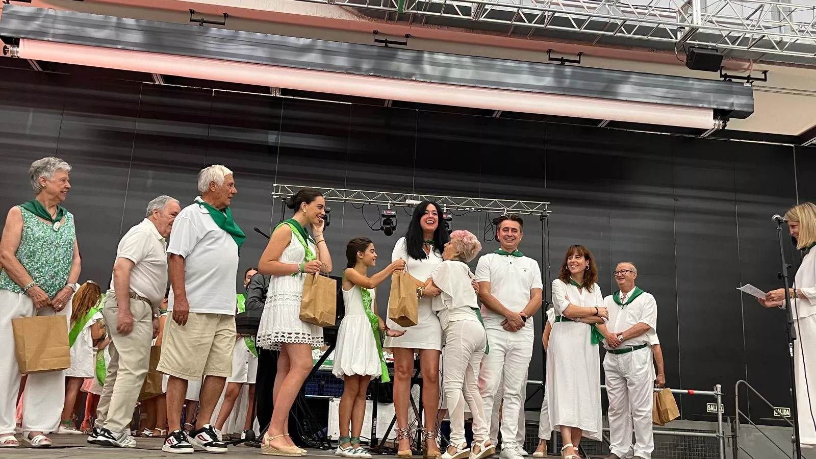 Homenaje a los mayores en las fiestas de San Lorenzo. Foto Mercedes Manterola