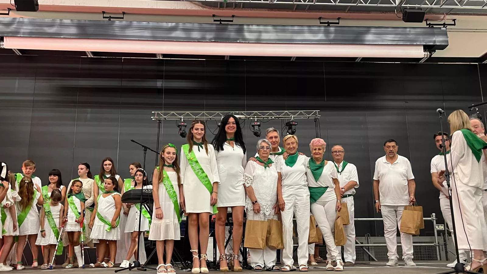 Homenaje a los mayores en las fiestas de San Lorenzo. Foto Mercedes Manterola