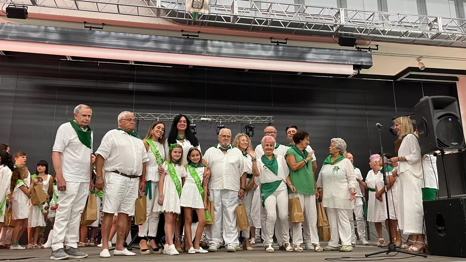Homenaje a los mayores en las fiestas de San Lorenzo. Foto Mercedes Manterola