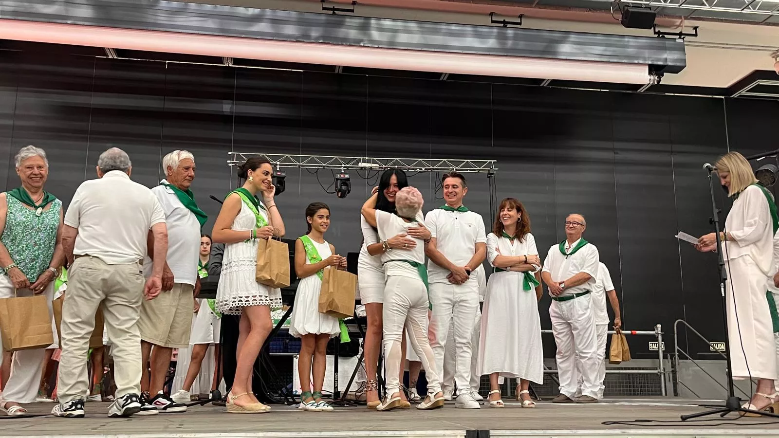 Homenaje a los mayores en las fiestas de San Lorenzo. Foto Mercedes Manterola