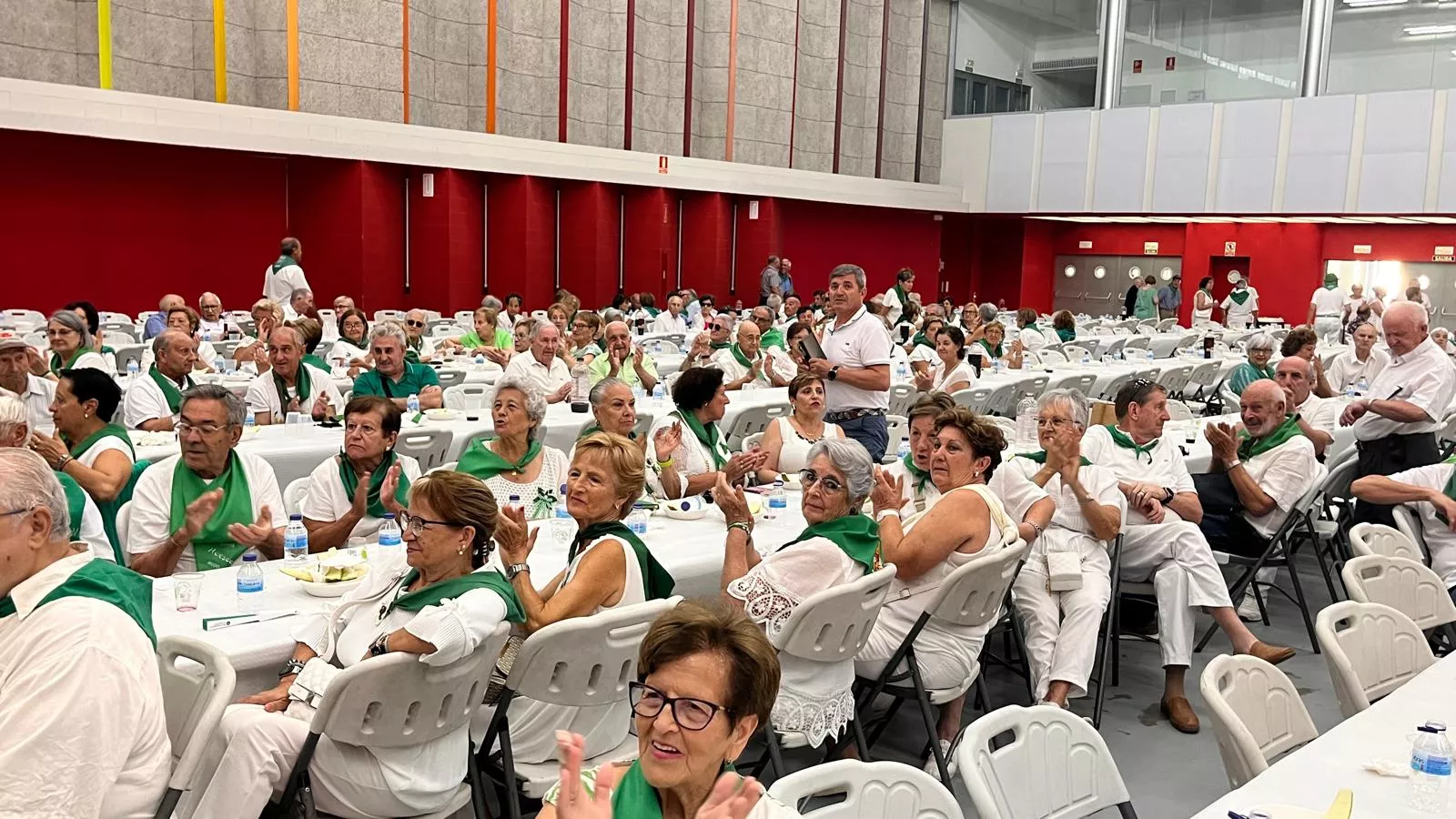 Homenaje a los mayores en las fiestas de San Lorenzo. Foto Mercedes Manterola