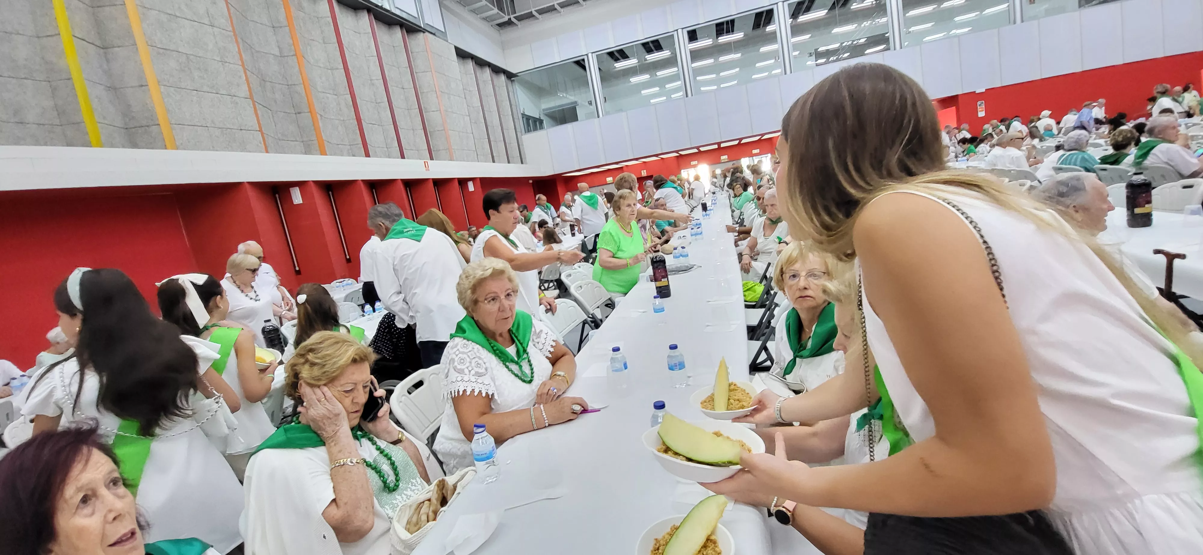 Homenaje a los mayores en las fiestas de San Lorenzo. Foto Mercedes Manterola