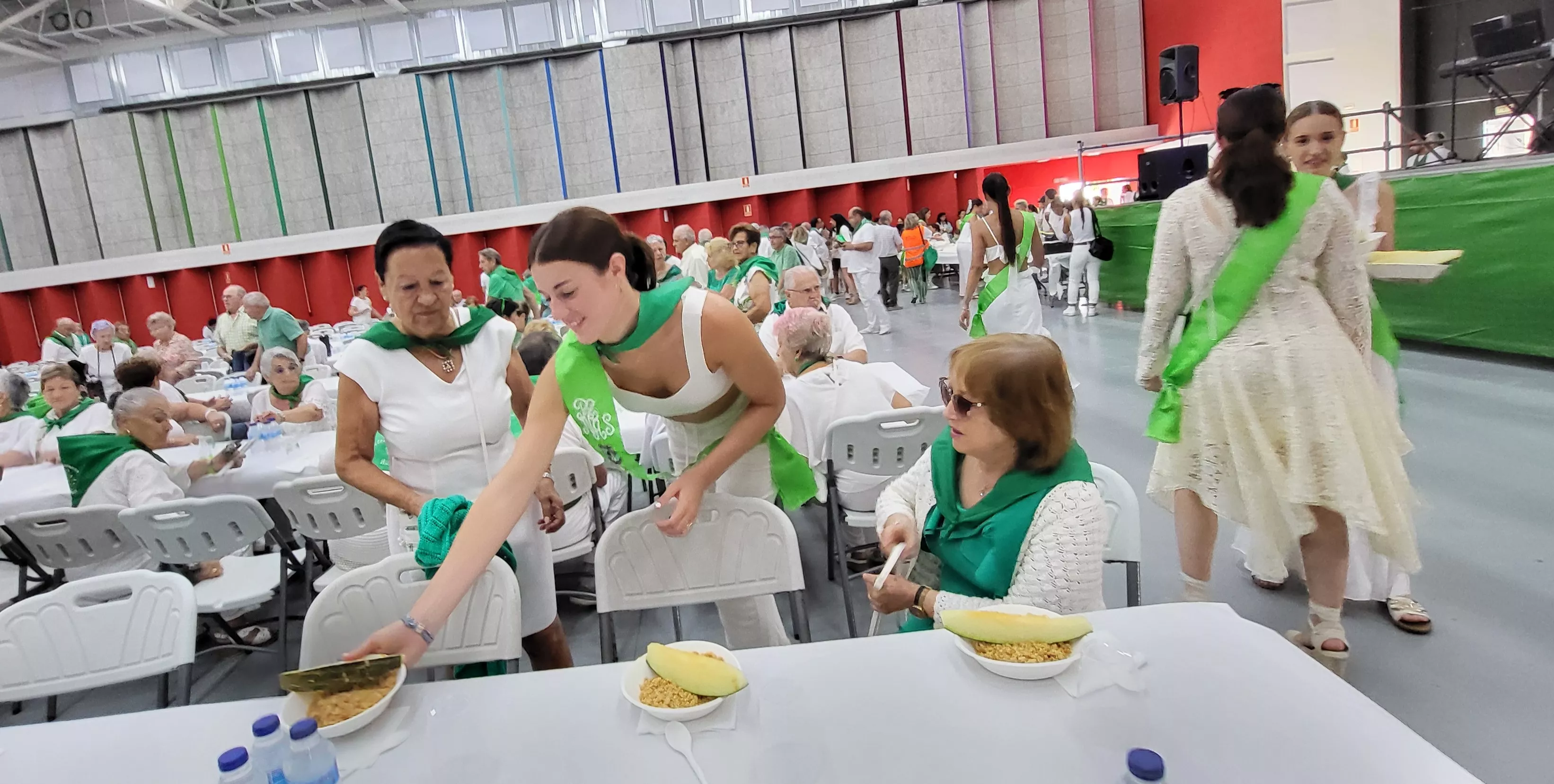 Homenaje a los mayores en las fiestas de San Lorenzo. Foto Mercedes Manterola