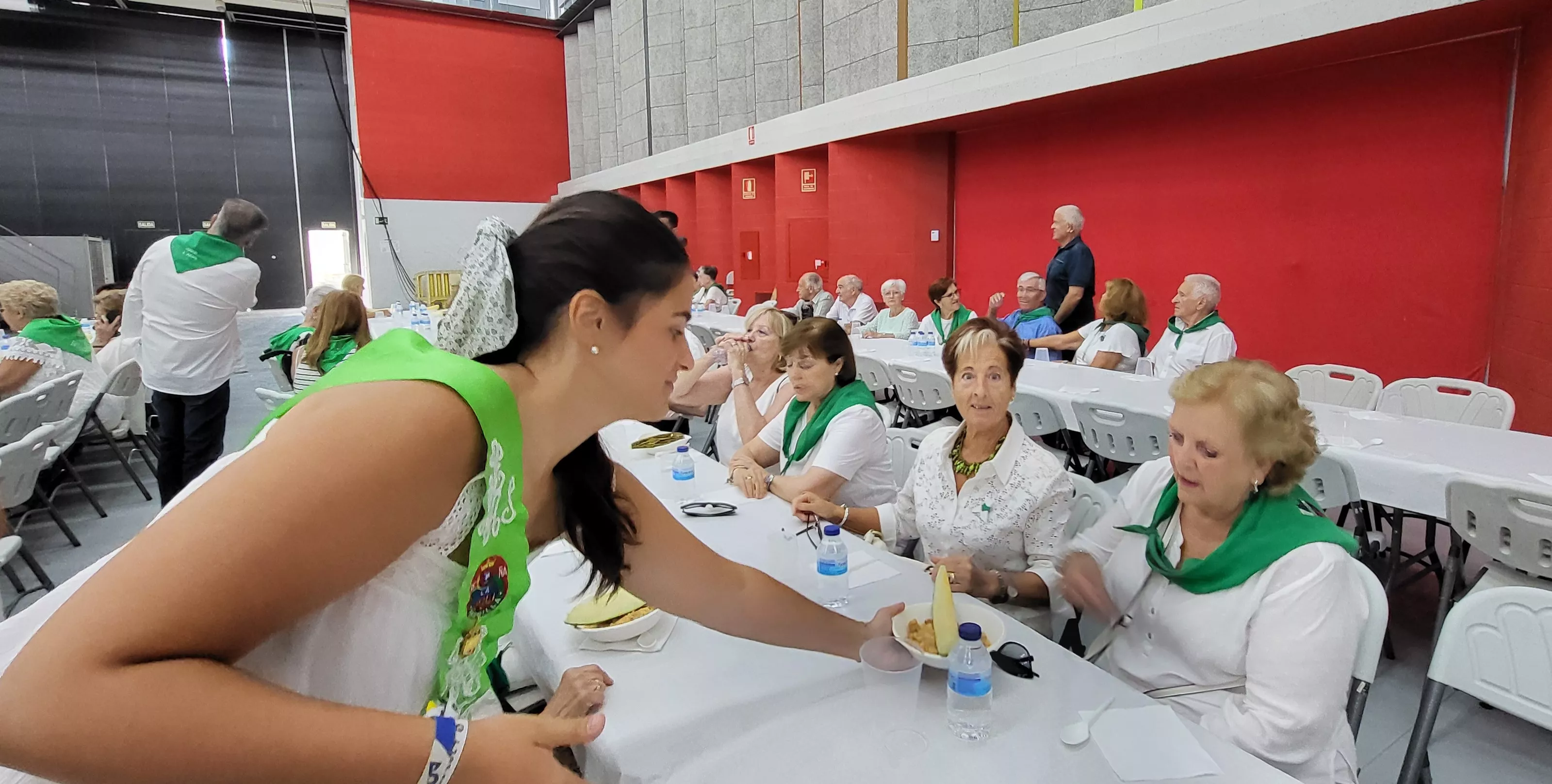 Homenaje a los mayores en las fiestas de San Lorenzo. Foto Mercedes Manterola