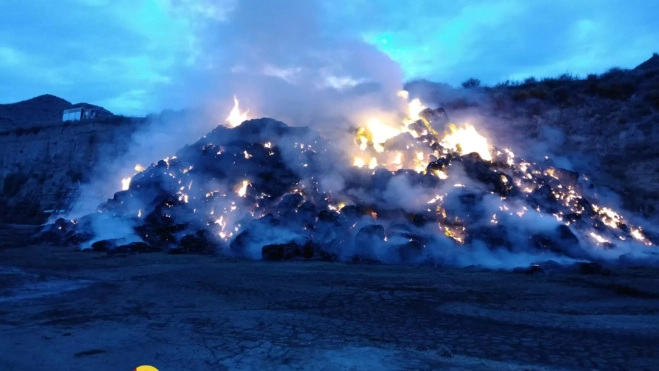Imagen del fuego que ha afectado a pacas de alfalfa en Tamarite de Litera. Imagen del fuego que ha afectado a pacas de alfalfa en Tamarite de Litera.