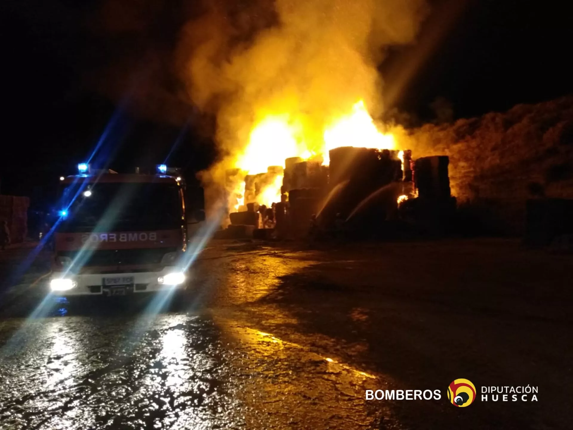 Incendio de 500 pacas de alfalfa en Tamarite de Litera. Incendio de 500 pacas de alfalfa en Tamarite de Litera.