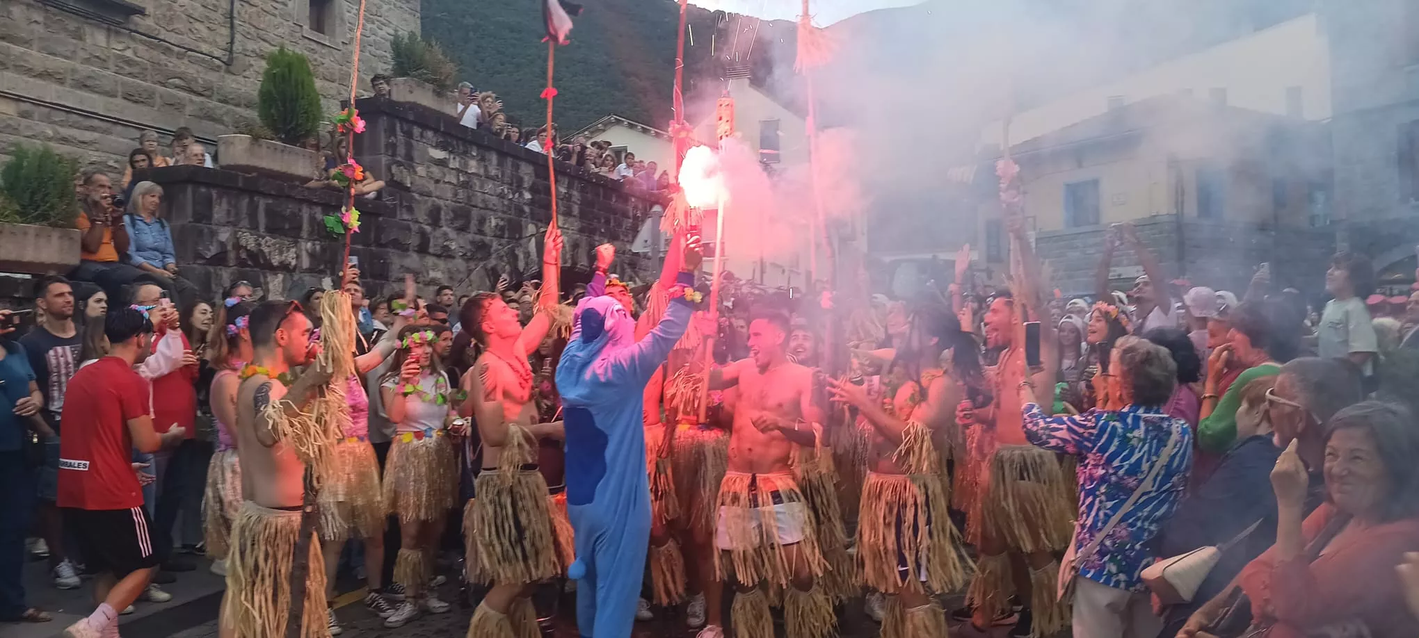 La cabalgata tuvo una vistosidad extraordinaria por todo Biescas La cabalgata tuvo una vistosidad extraordinaria por todo Biescas