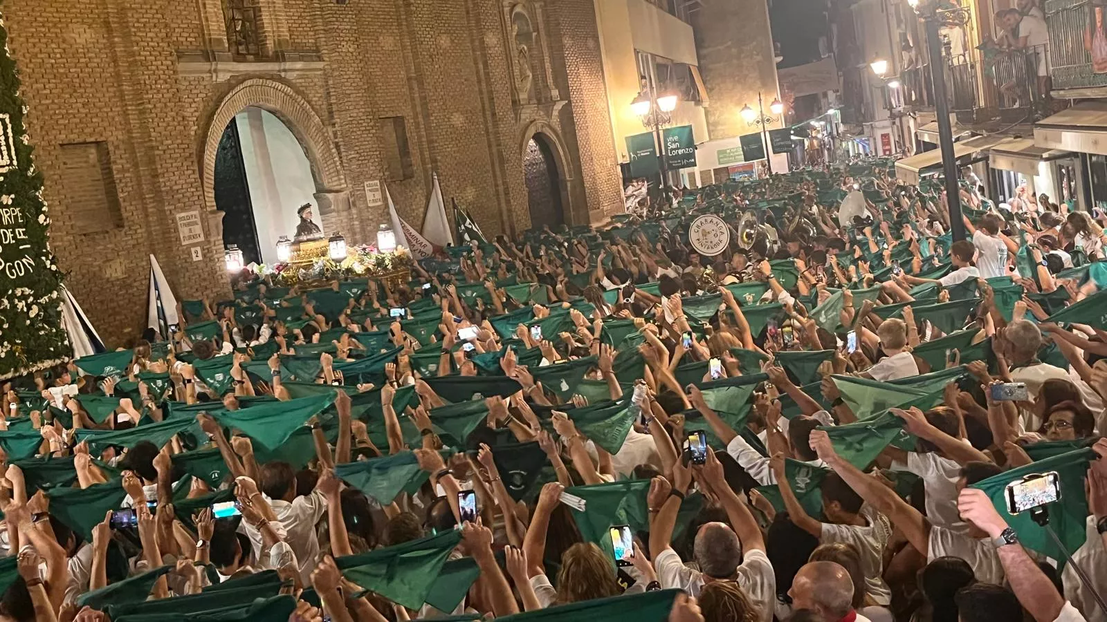 Impresionante la pañolada para despedir a San Lorenzo
