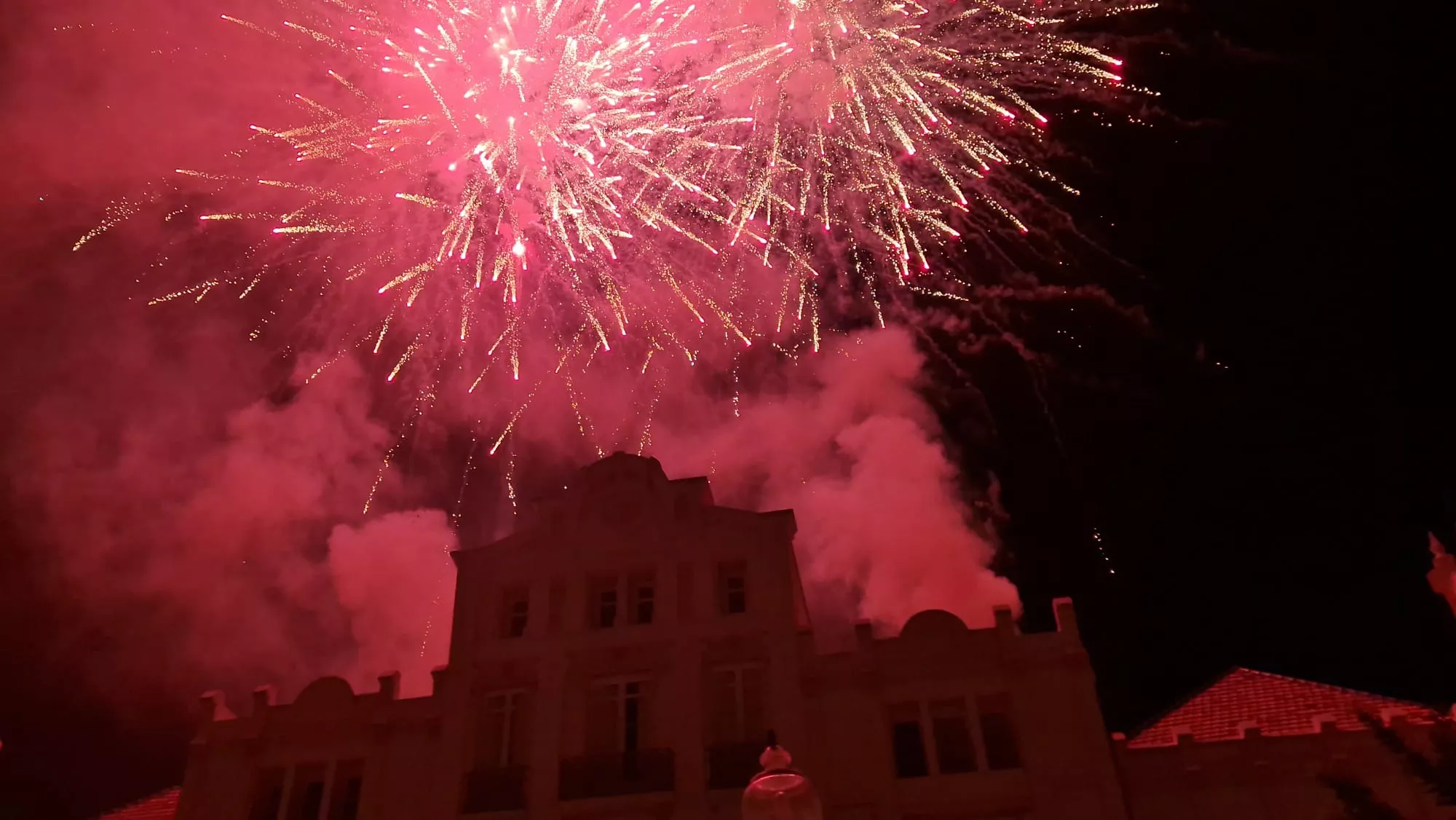 Juego pirotécnico antes de la traca fin de fiestas