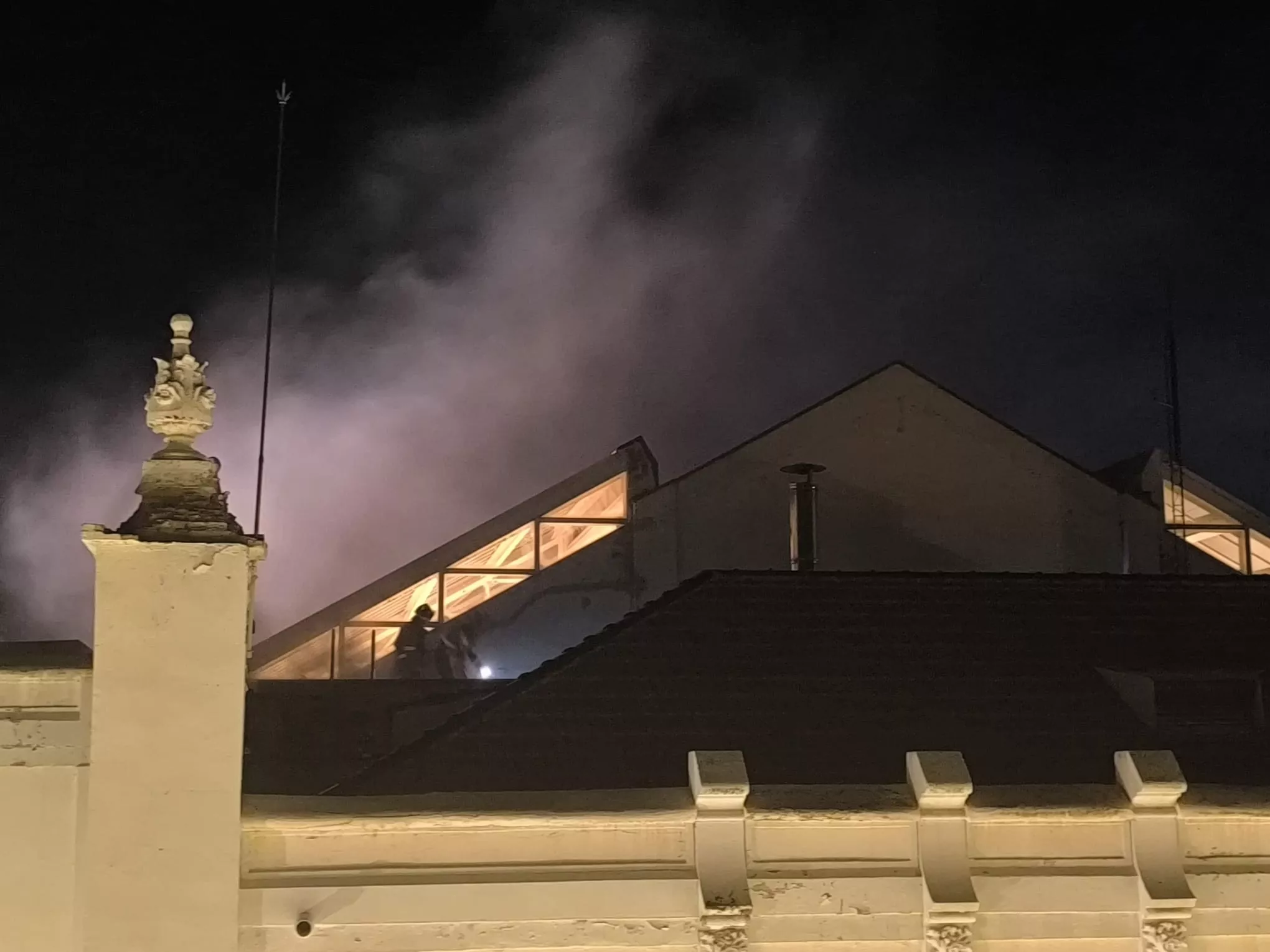 Los bomberos, revisando el tejado del Casino de Huesca. Los bomberos, revisando el tejado del Casino de Huesca.