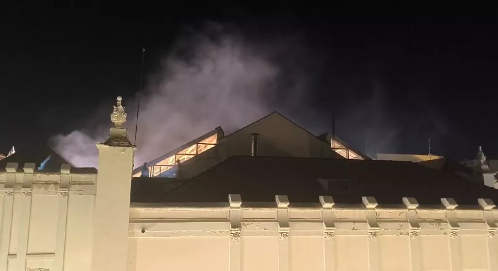 Los bomberos revisan el tejado del Casino de Huesca tras el aviso de unos vecinos.