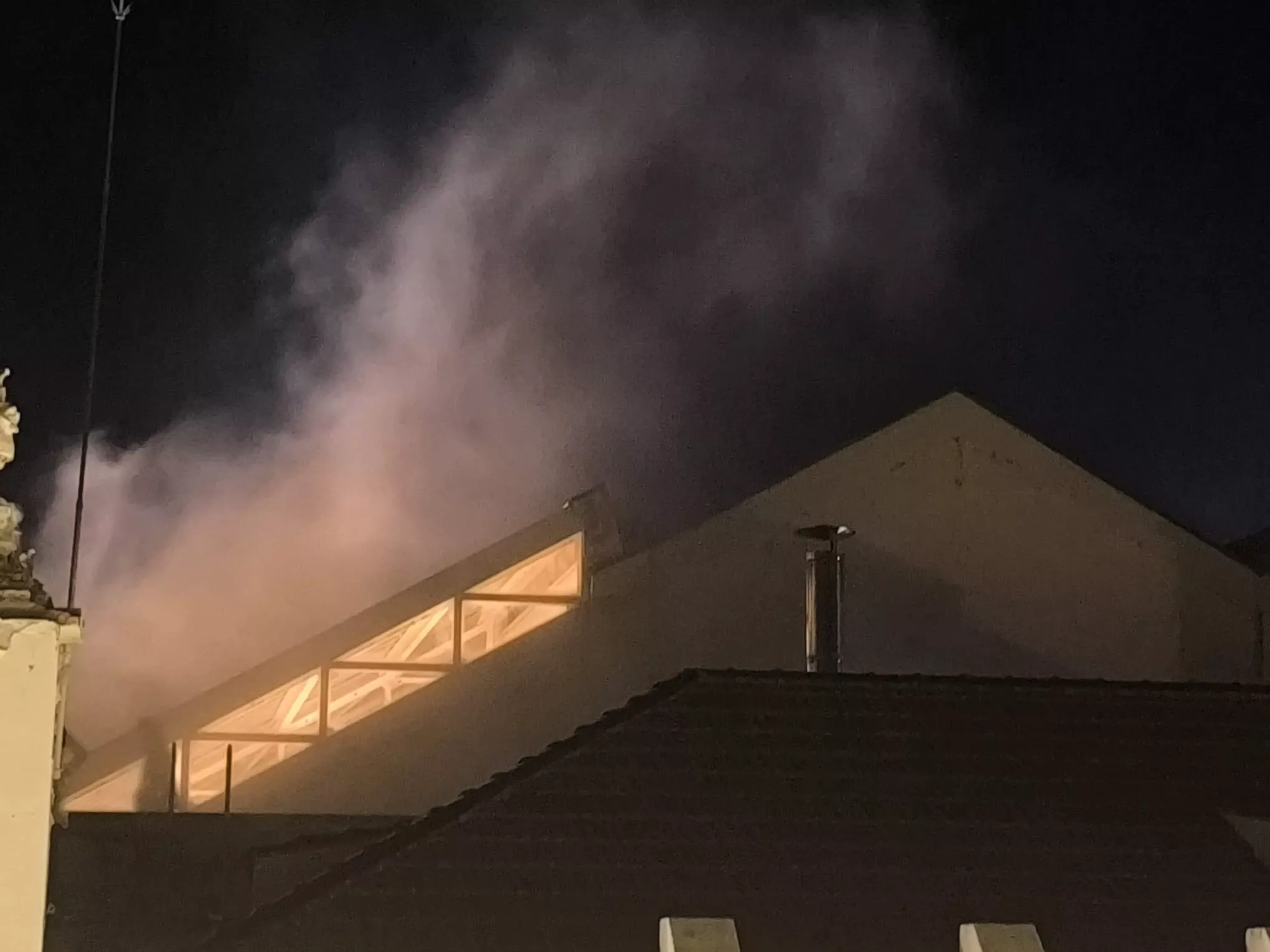 Los bomberos revisan el tejado del Casino de Huesca tras el aviso de unos vecinos.