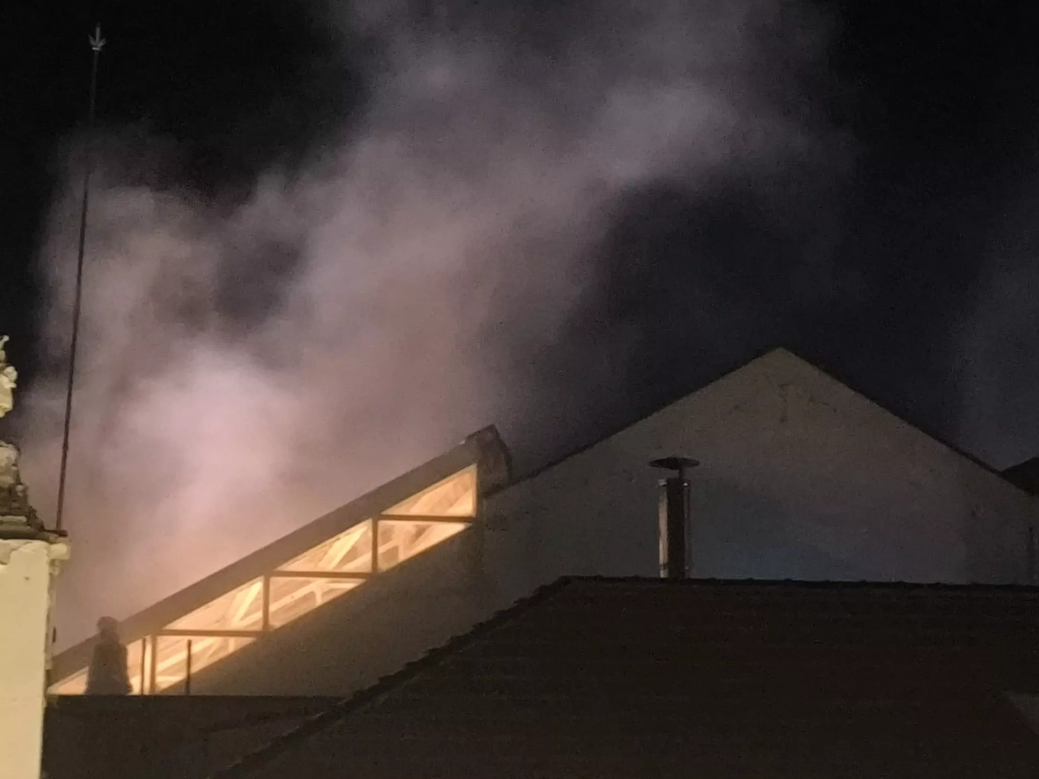 Los bomberos revisan el tejado del Casino de Huesca tras el aviso de unos vecinos.