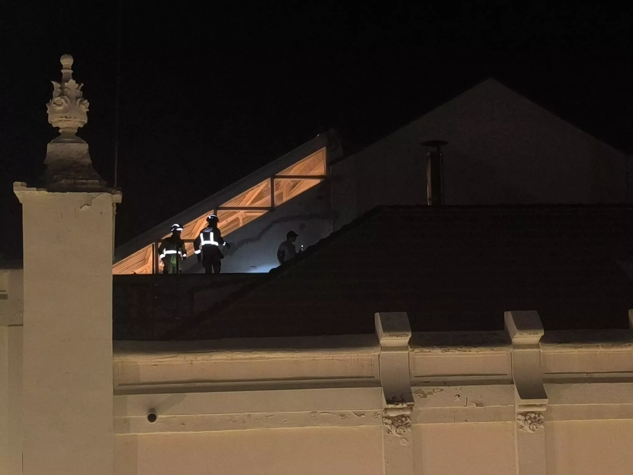 Los bomberos revisan el tejado del Casino de Huesca tras el aviso de unos vecinos.