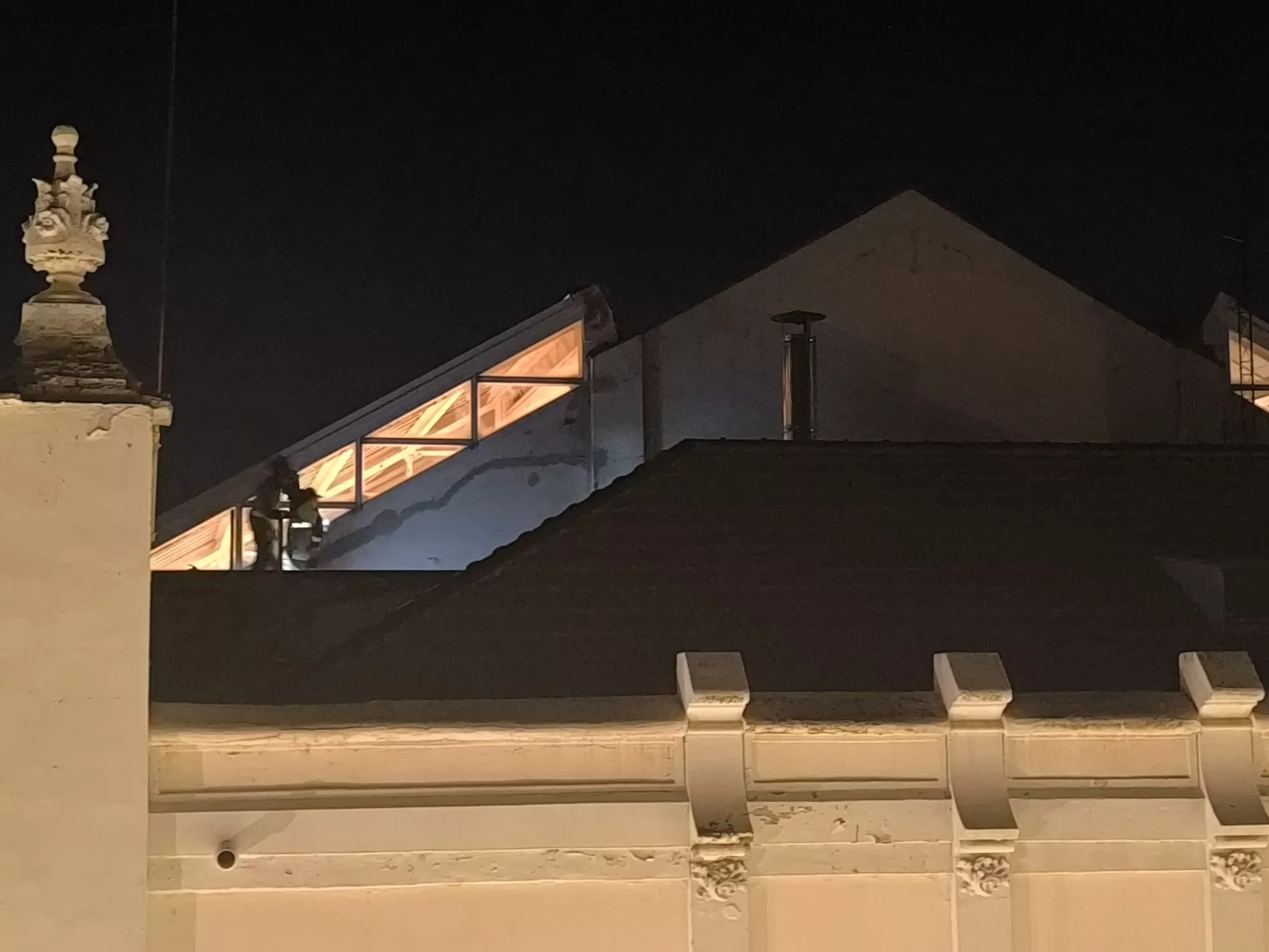 Los bomberos revisan el tejado del Casino de Huesca tras el aviso de unos vecinos.