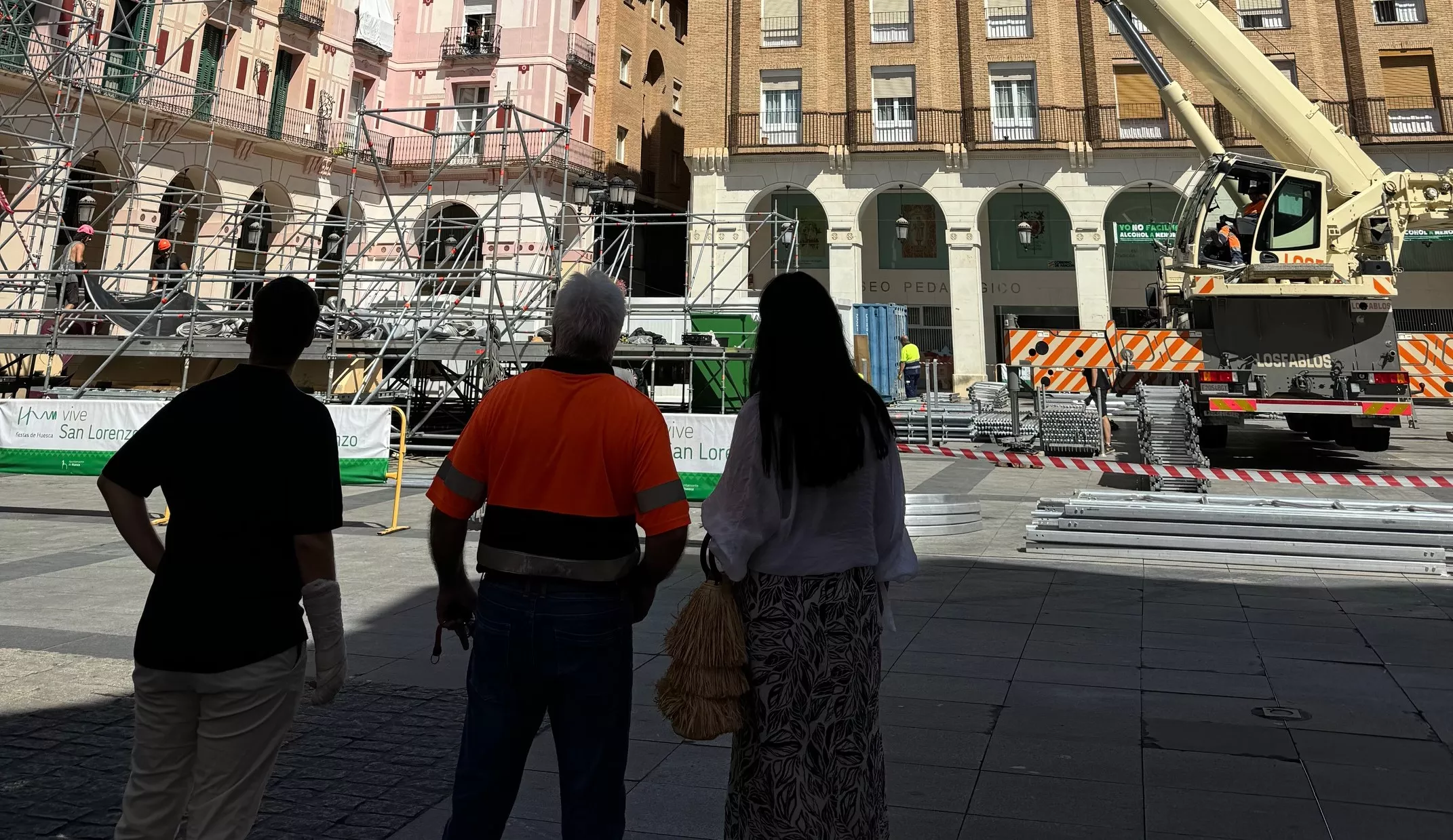 Desmonte de los escenarios festivos instalados para San Lorenzo.