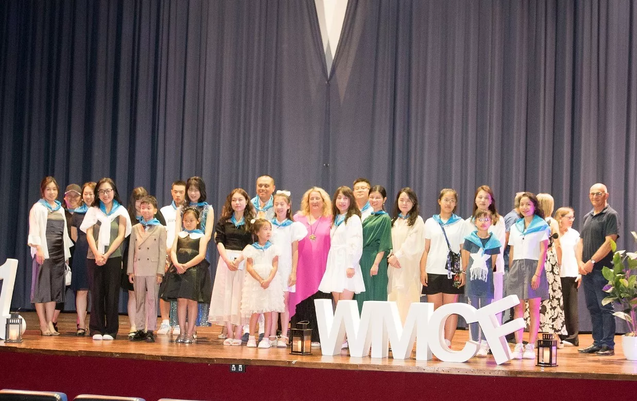 Los participantes en el World Music Connecti-on Festival en el Teatro el Molino de Sariñena