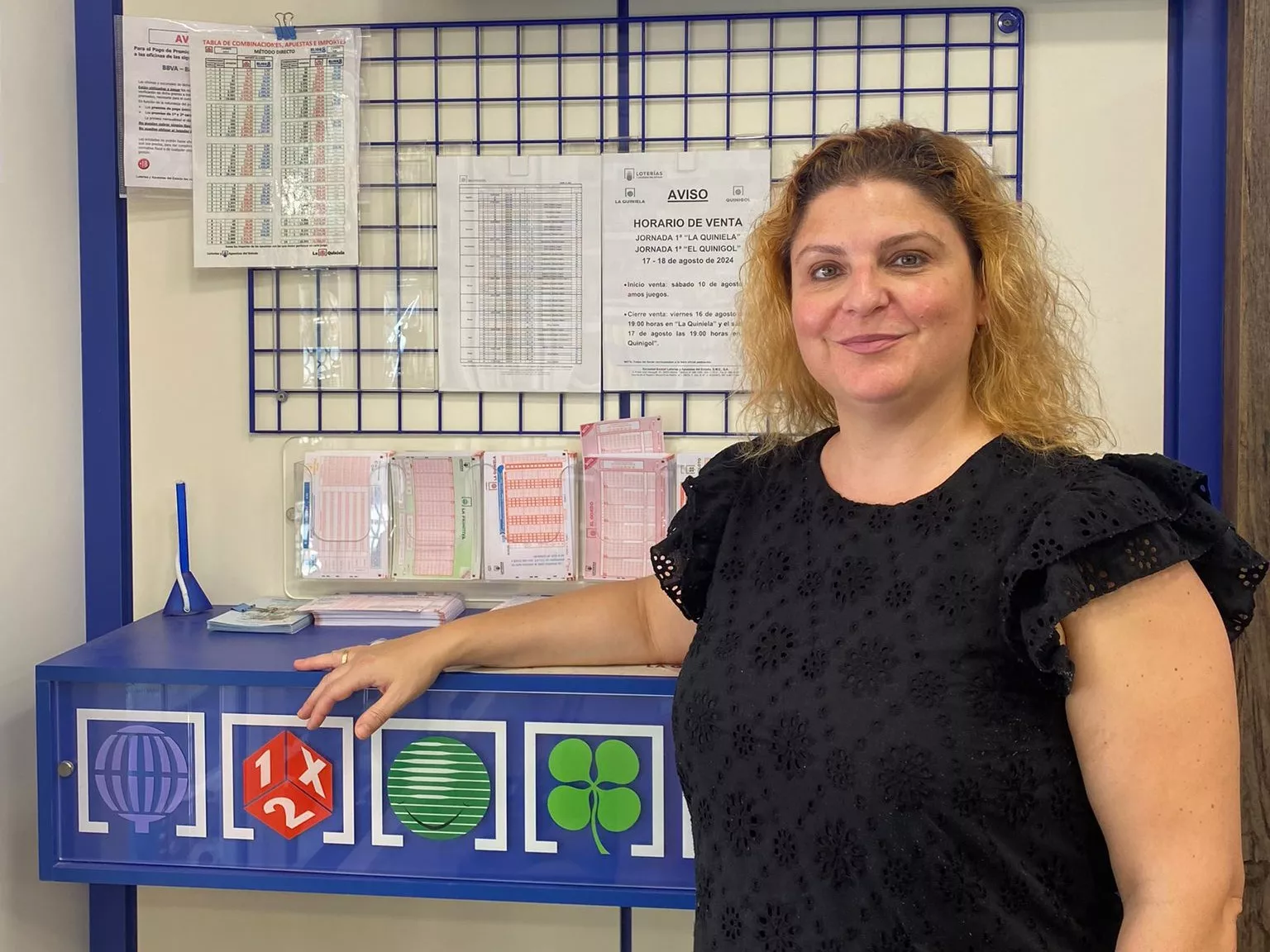 María Esther Ribex Lax en el estanco que ha repartido la suerte en Fraga. María Esther Ribex Lax en el estanco que ha repartido la suerte en Fraga.