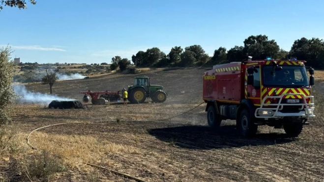 Labores de extinción del incendio declarado en un campo de Angüés. Labores de extinción del incendio declarado en un campo de Angüés.