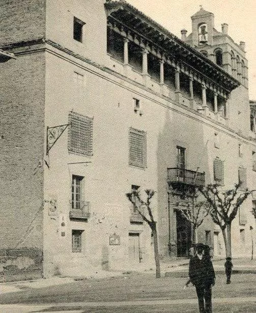 Primera palomilla en la plaza de la Catedral. Del quinqué a la bombilla, en la Huesca de 1890