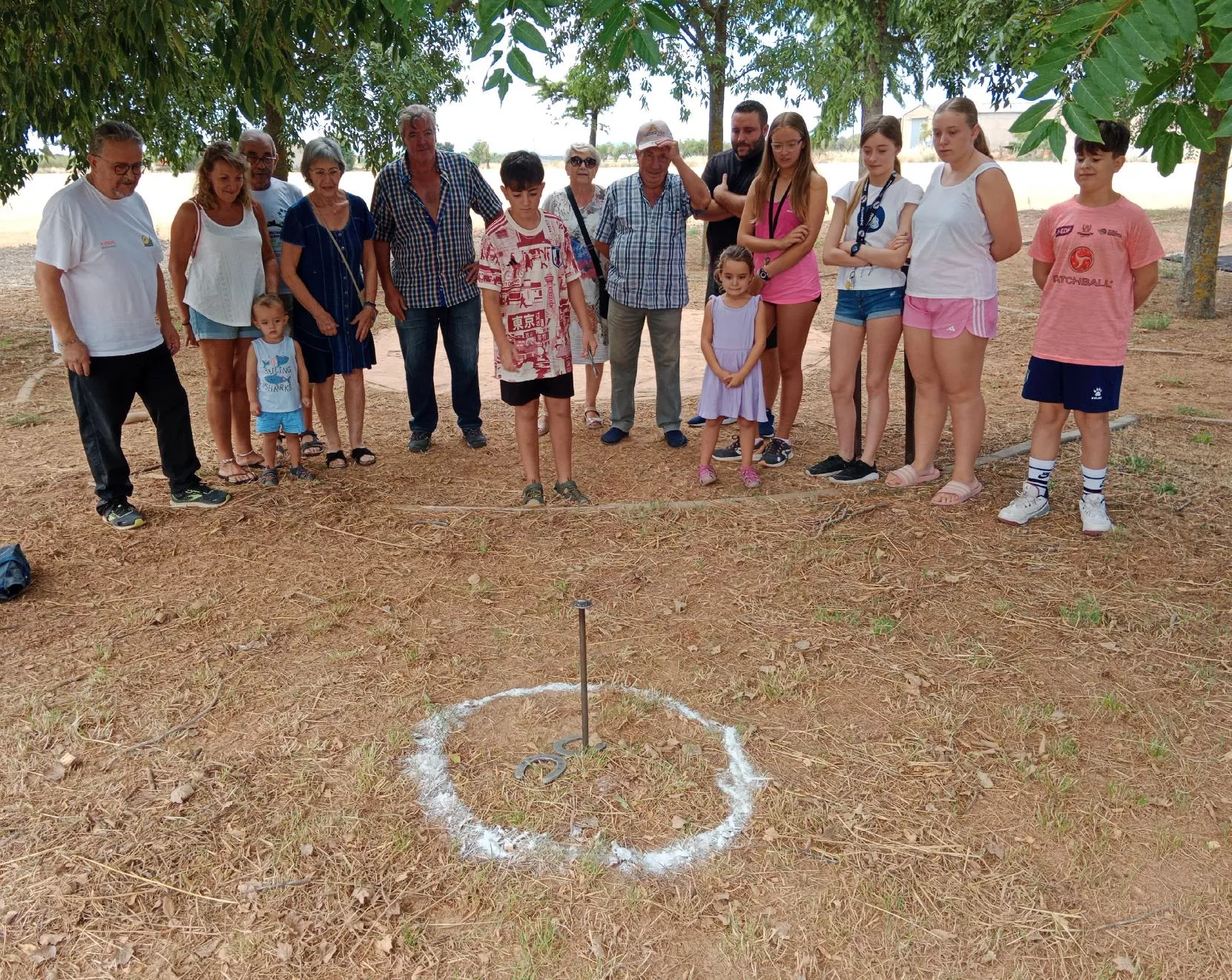 Juegos tradicionales en Losorrales, herraduras.