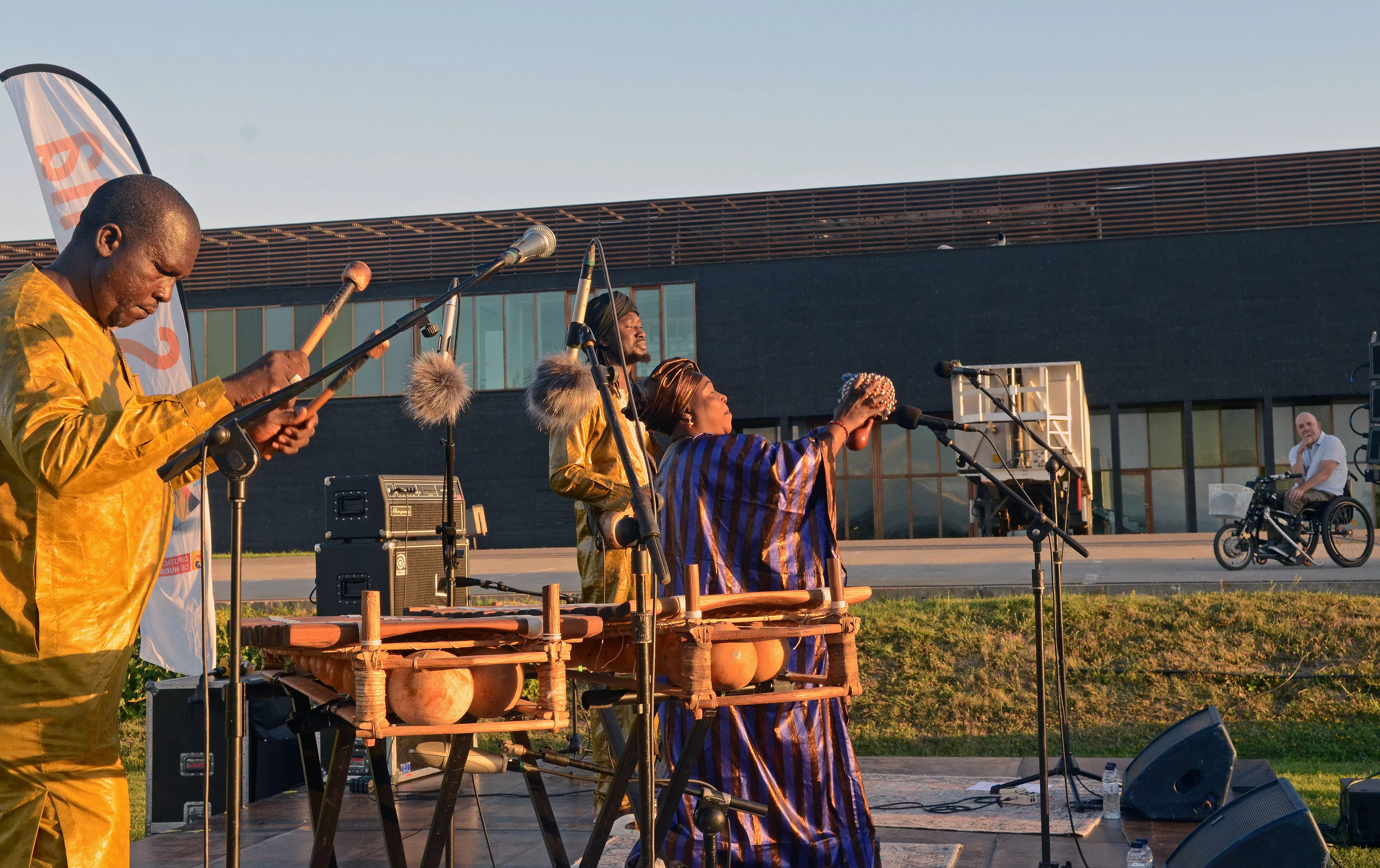 Actuación de Trio da Kali y la visita a la Bodega Laus dentro del Sonna.
