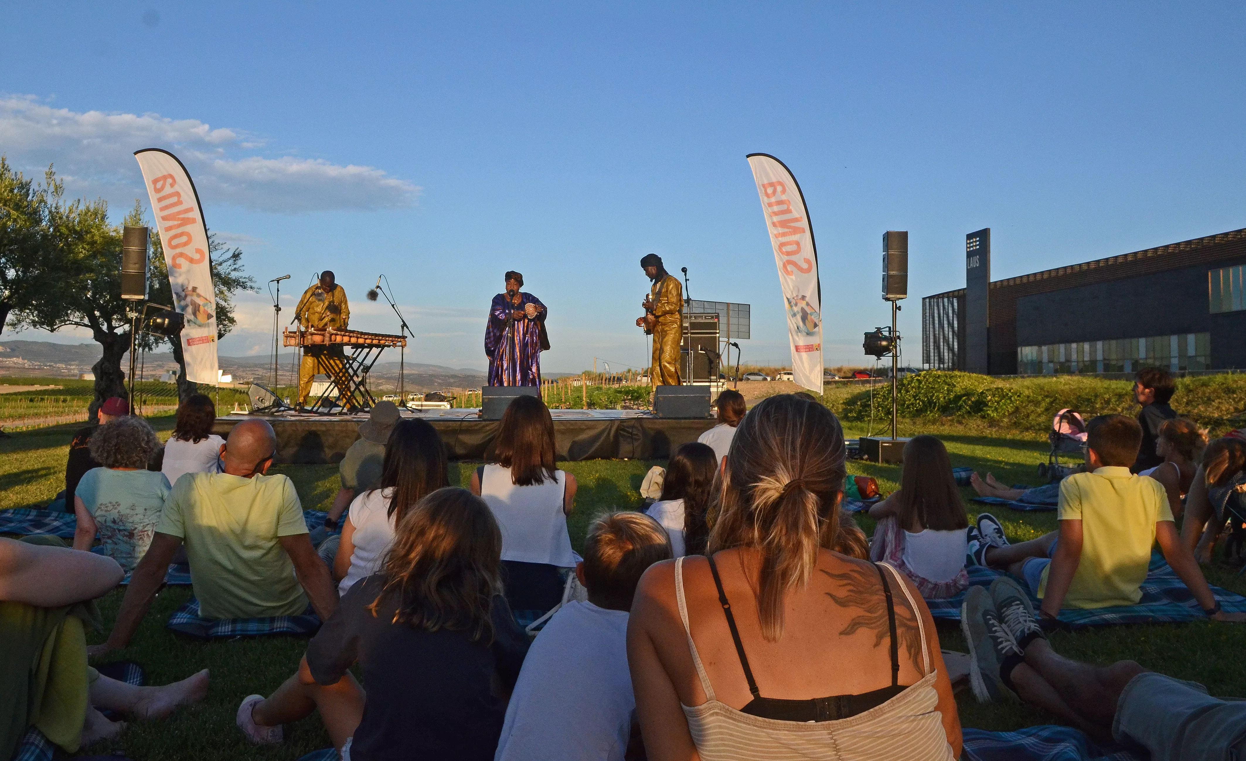 Actuación de Trio da Kali y la visita a la Bodega Laus dentro del Sonna.