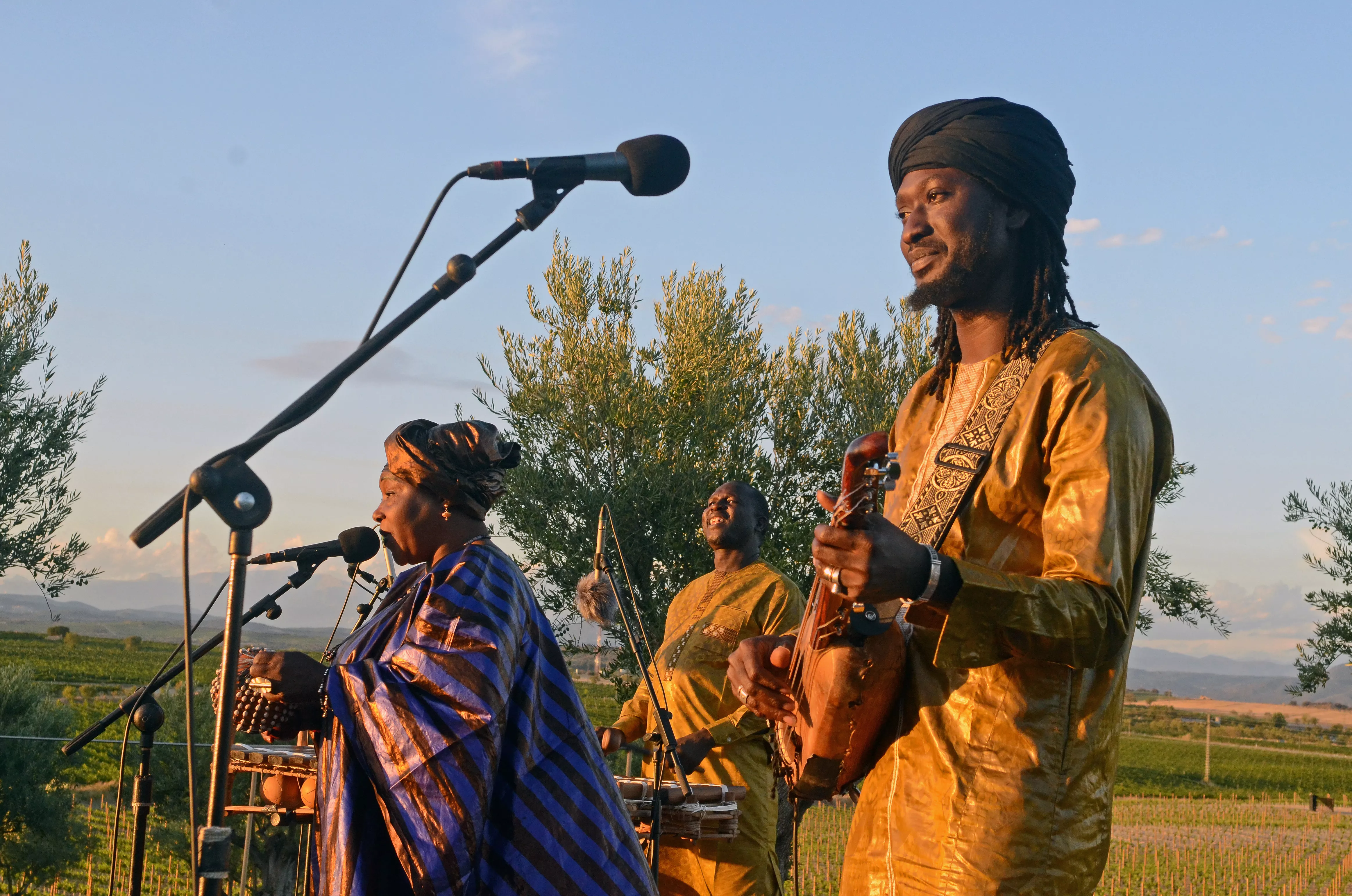 Actuación de Trio da Kali y la visita a la Bodega Laus dentro del Sonna.