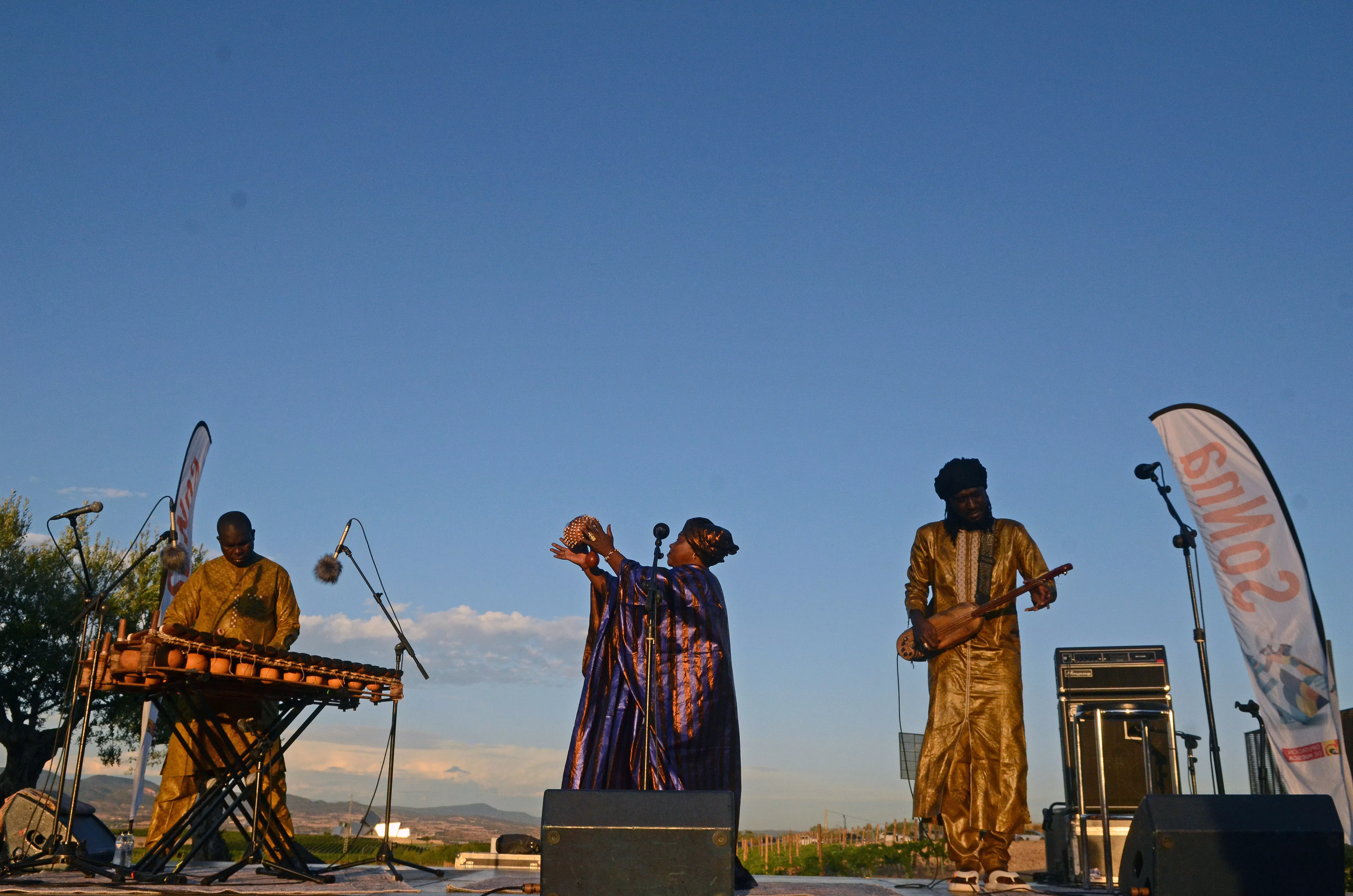 Actuación de Trio da Kali y la visita a la Bodega Laus dentro del Sonna.