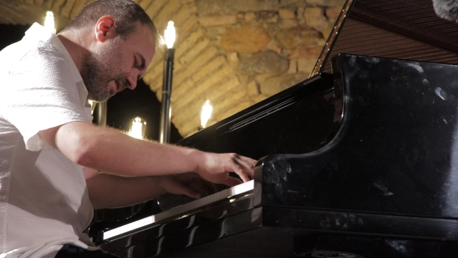 Moisés P. Sánchez durante la actuación en la Ciudadela de Jaca. Moisés P. Sánchez durante la actuación en la Ciudadela de Jaca.