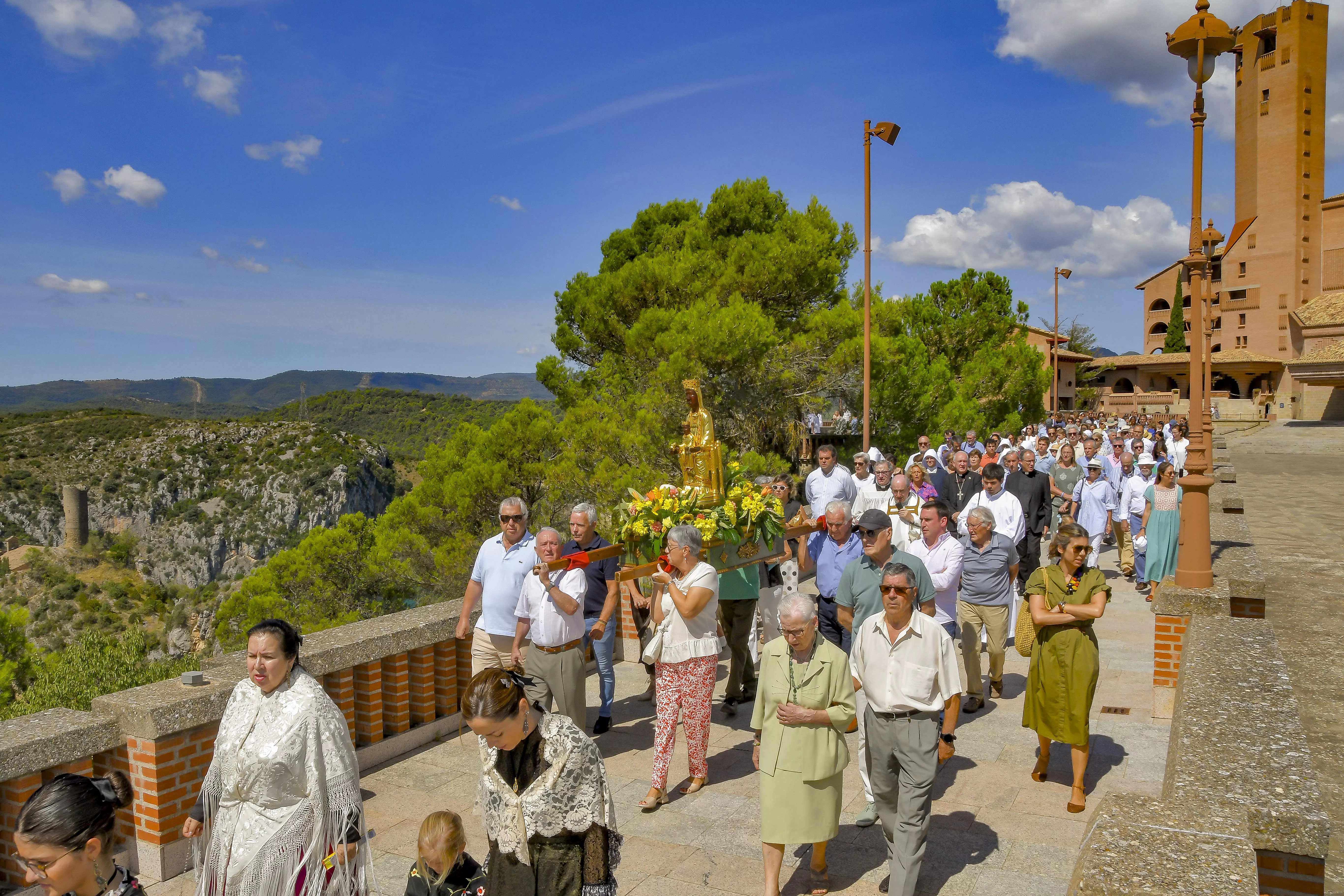 Procesión hacia la ermita con la imagen peregrina de la Virgen de Torreciudad.