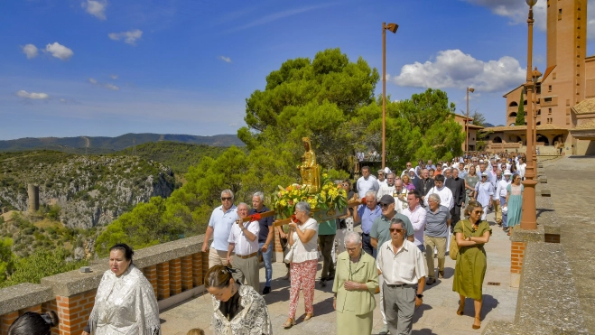 Procesión hacia la ermita con la imagen peregrina de la Virgen de Torreciudad. Procesión hacia la ermita con la imagen peregrina de la Virgen de Torreciudad.