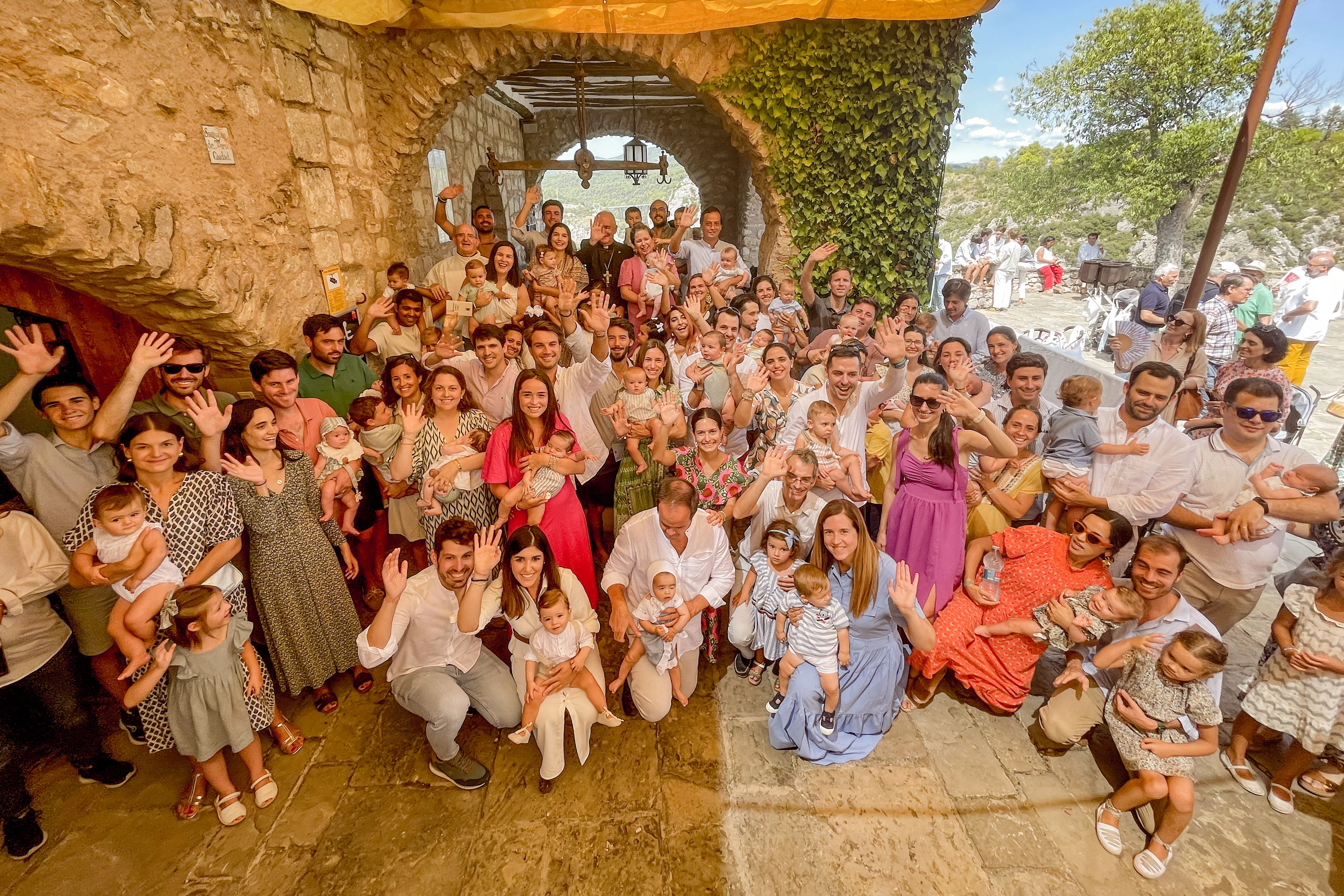 Bebés ofrecidos por sus padres a la Virgen de Torreciudad.