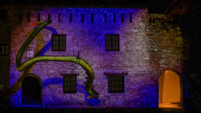 El dragón Pentafuria abre el video mapping cruzando la fachada del ayuntamiento. Foto Osole Visual El dragón Pentafuria abre el video mapping cruzando la fachada del ayuntamiento. Foto Osole Visual