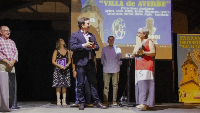 Agradecimiento a lberto Jiménez Schuhmacher con un Premio Cajal. Agradecimiento a lberto Jiménez Schuhmacher con un Premio Cajal.